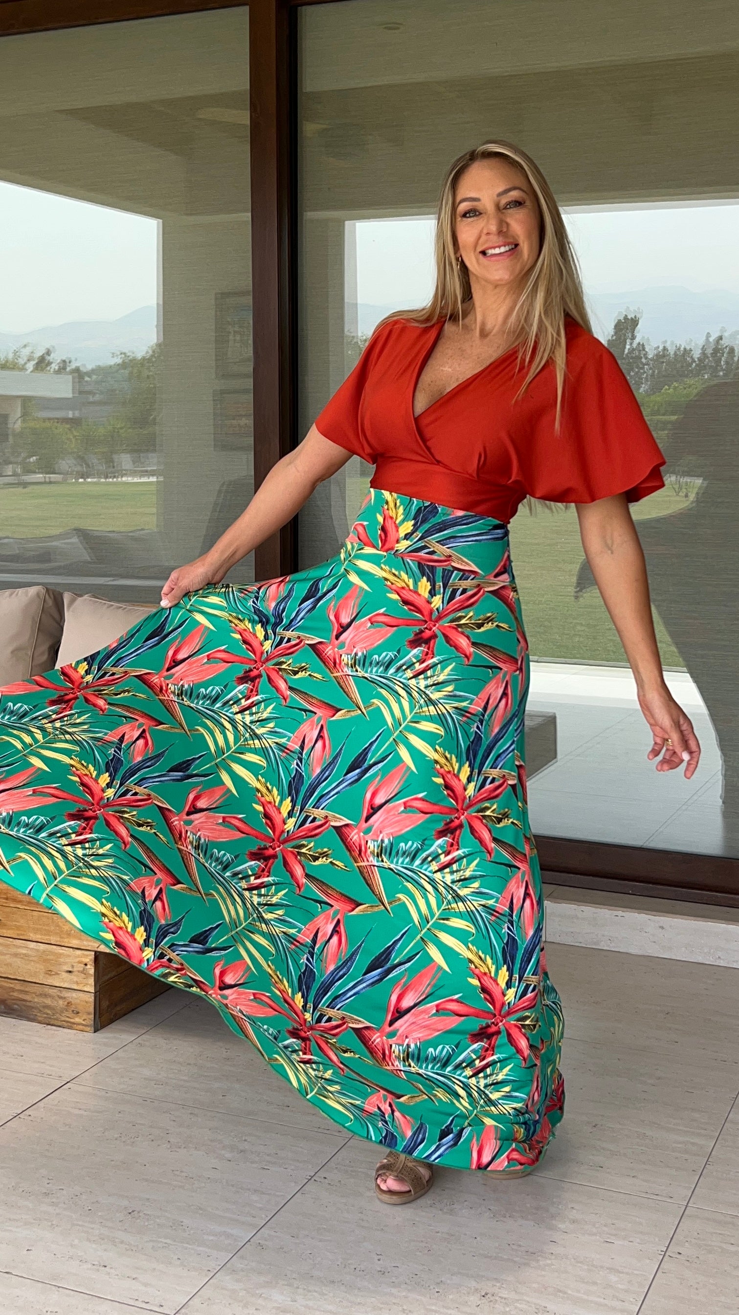 Maxifalda verde flores coral amarillo y azul |Falda larga lycra flores grandes|Amoramar.cl 4