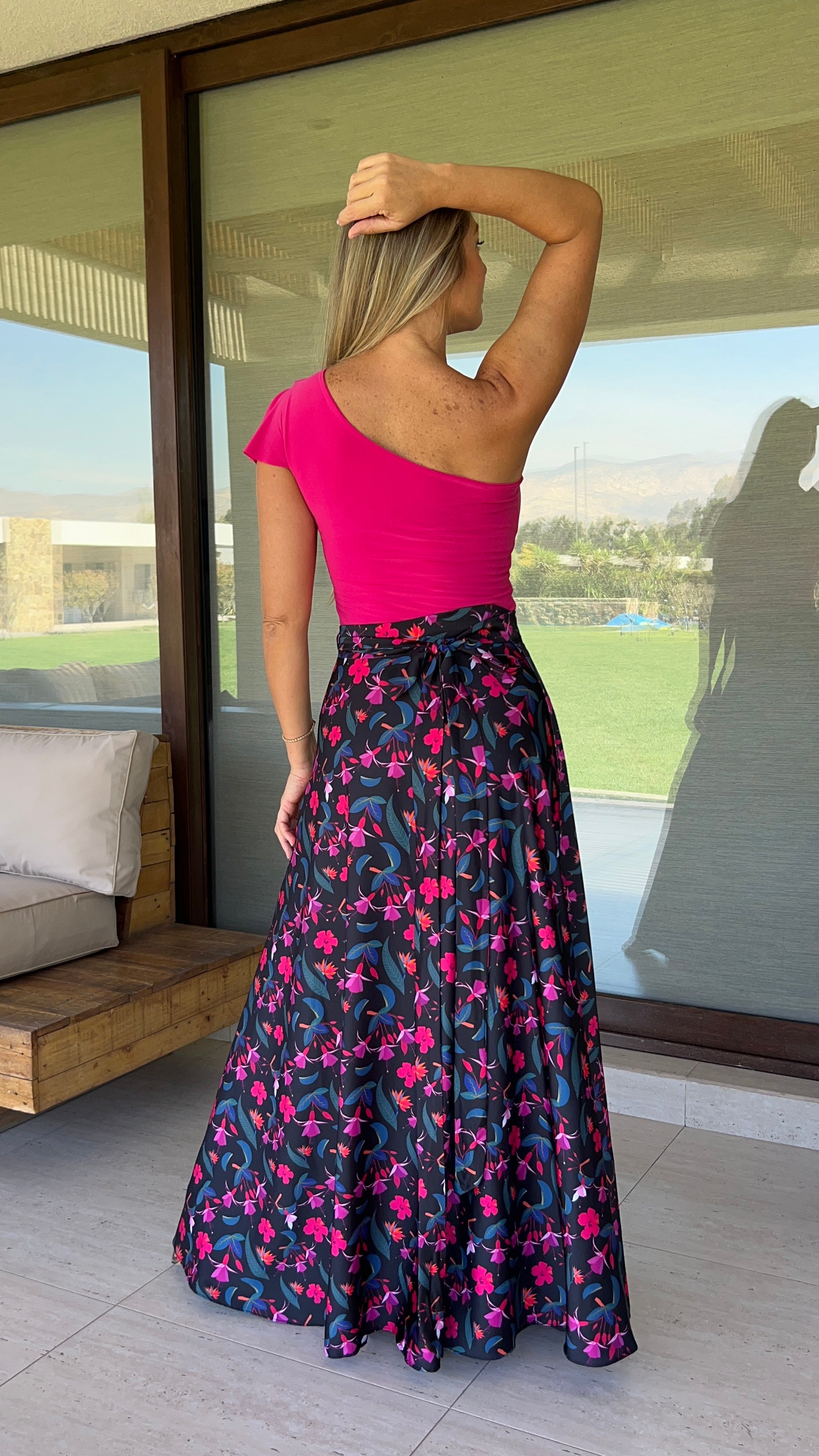 Falda Envolvente Piel de Seda Negra Hojas Azules Flores Fucsia y Moradas