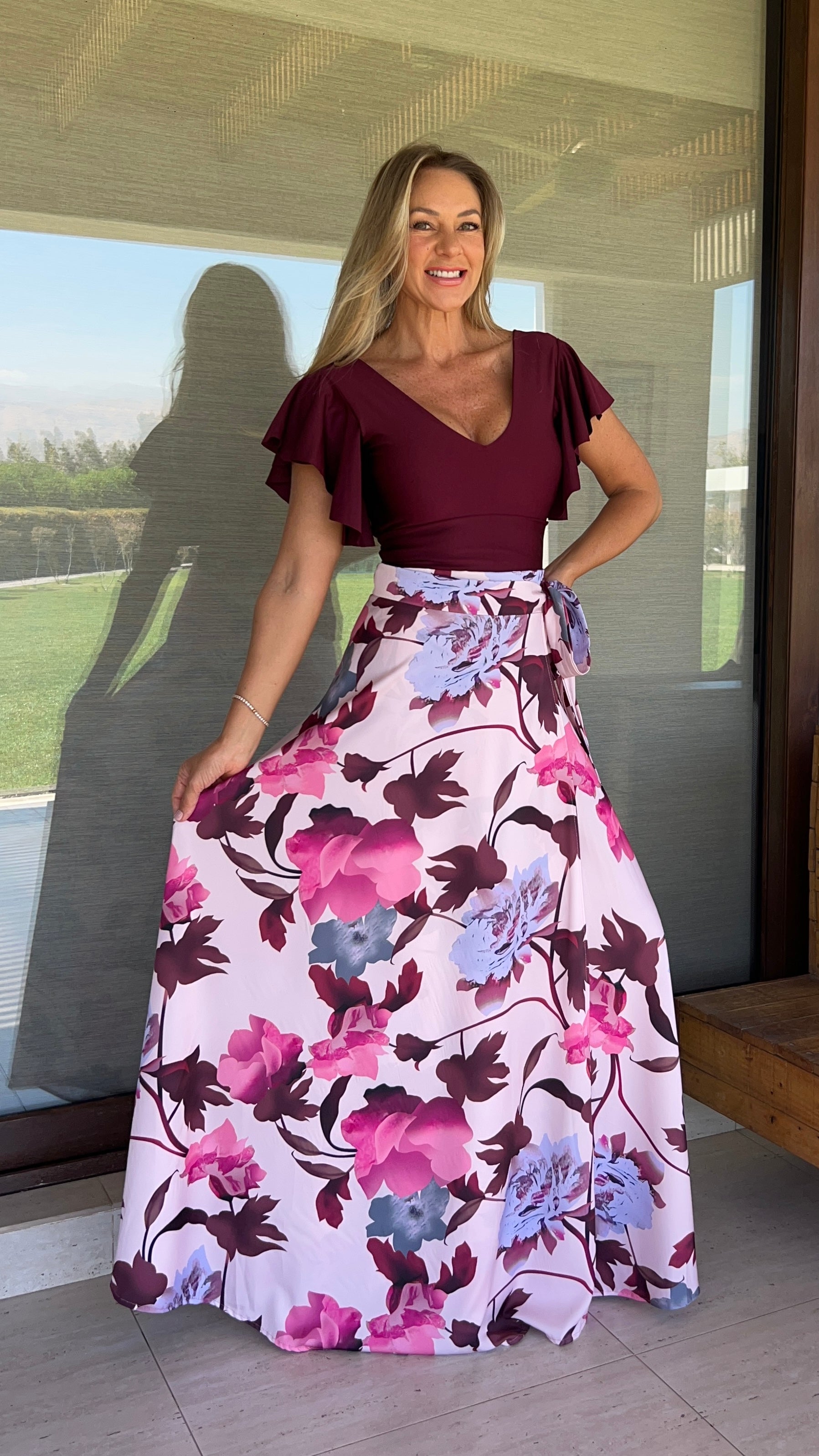Falda Envolvente Piel de Seda Palo Rosa Flores Burdeos