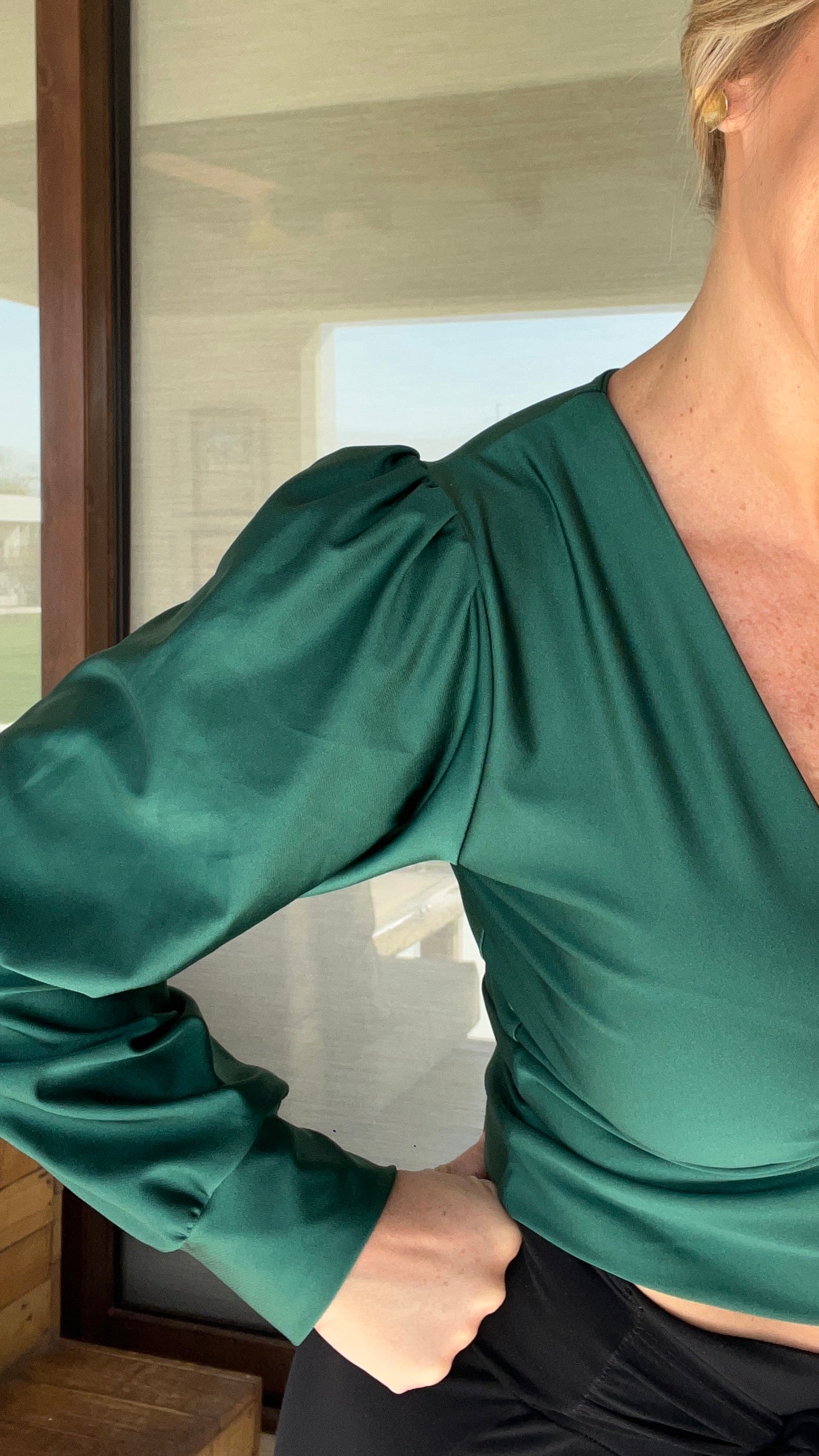 Crop Top Manga larga dupont verde botella | top fiesta manga larga verde satinado |Amoramar.cl 3