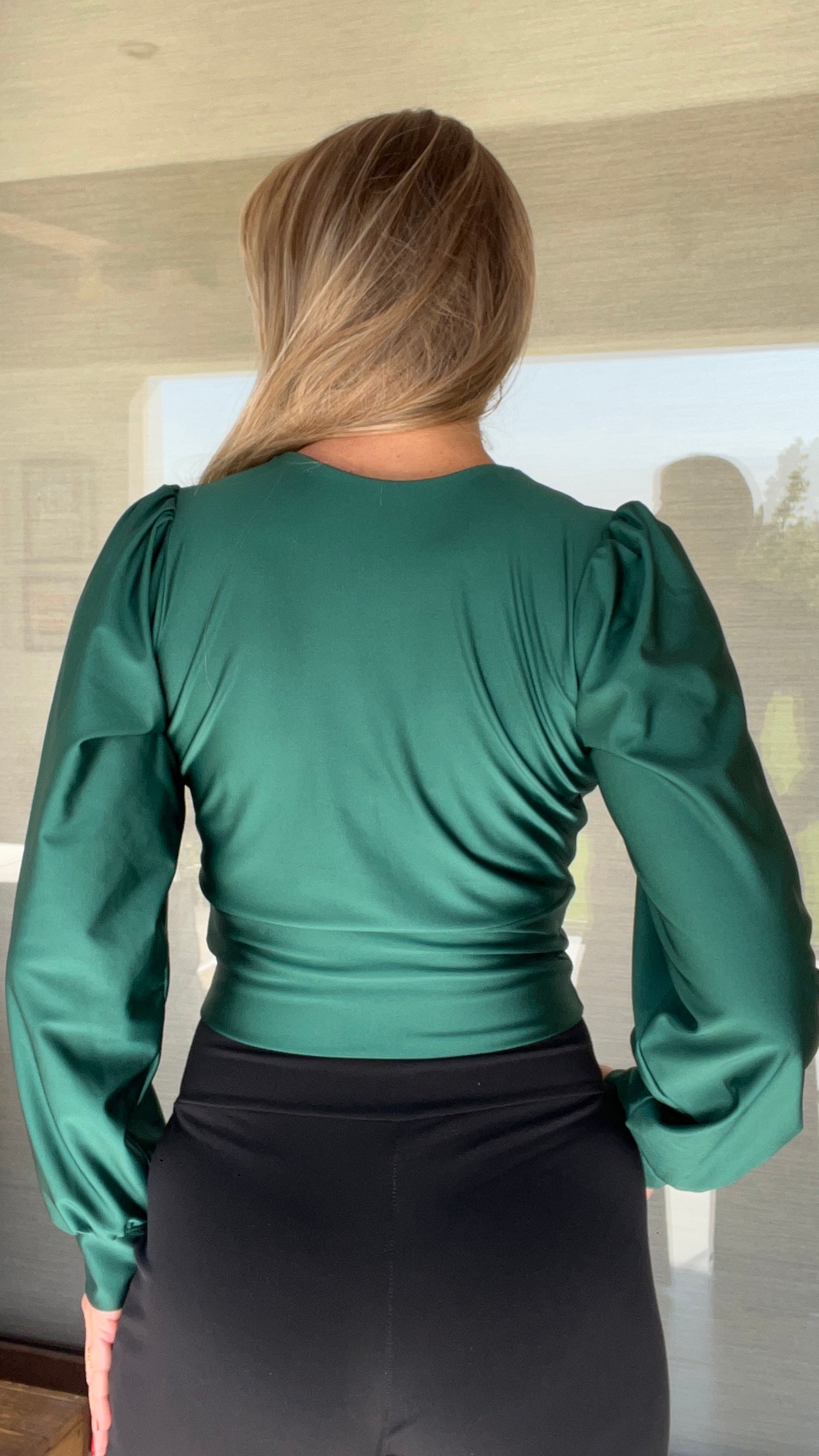 Crop Top Manga larga dupont verde botella | top fiesta manga larga verde satinado |Amoramar.cl 1