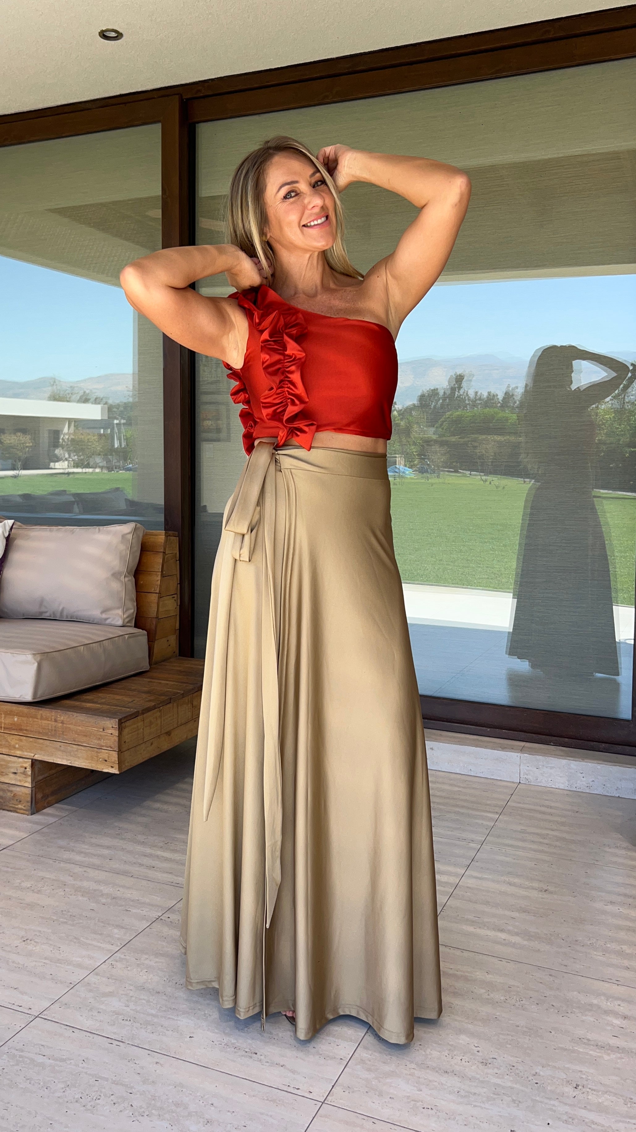 Crop top Catherine ladrillo| Top corto asimétrico terracota|Amoramar.cl