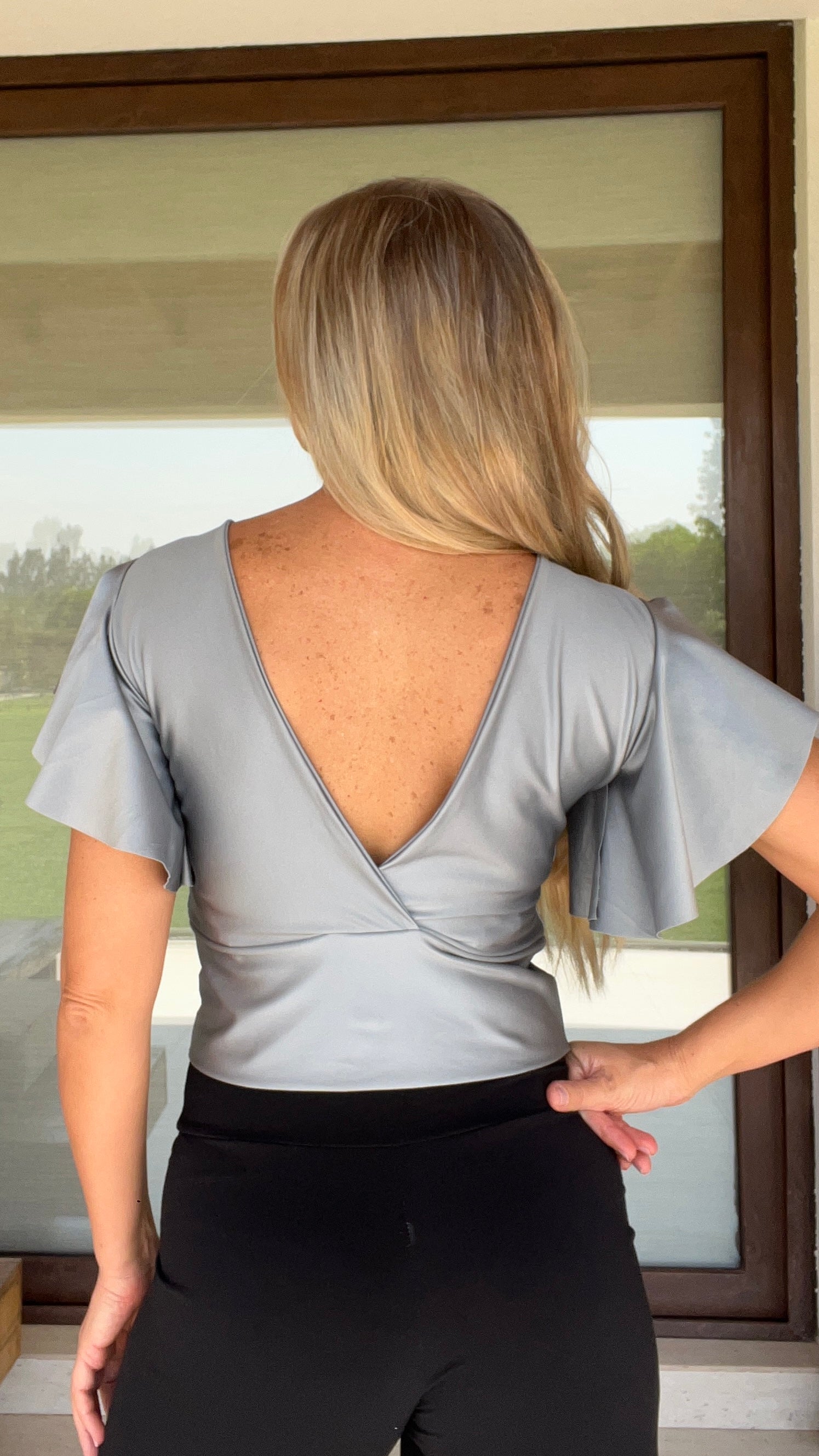Crop top Elisa Plata| Top corto manga de vuelos plateado| amoramar.cl8