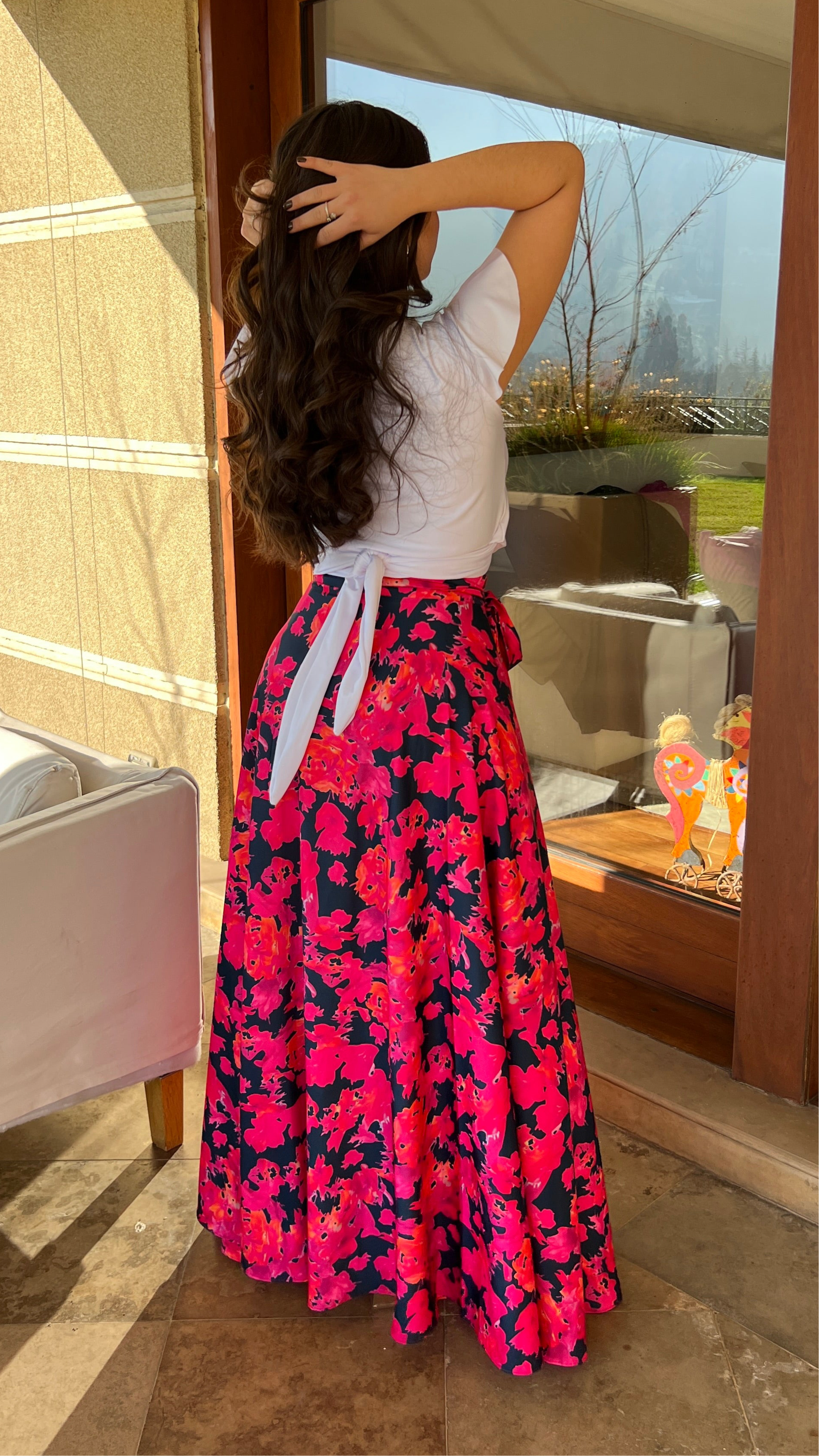 Falda envolvente piel de seda azul marino flores fucsia| falda fiesta con amarre tipo pareo| polera negra manga globo Amoramar.cl 10