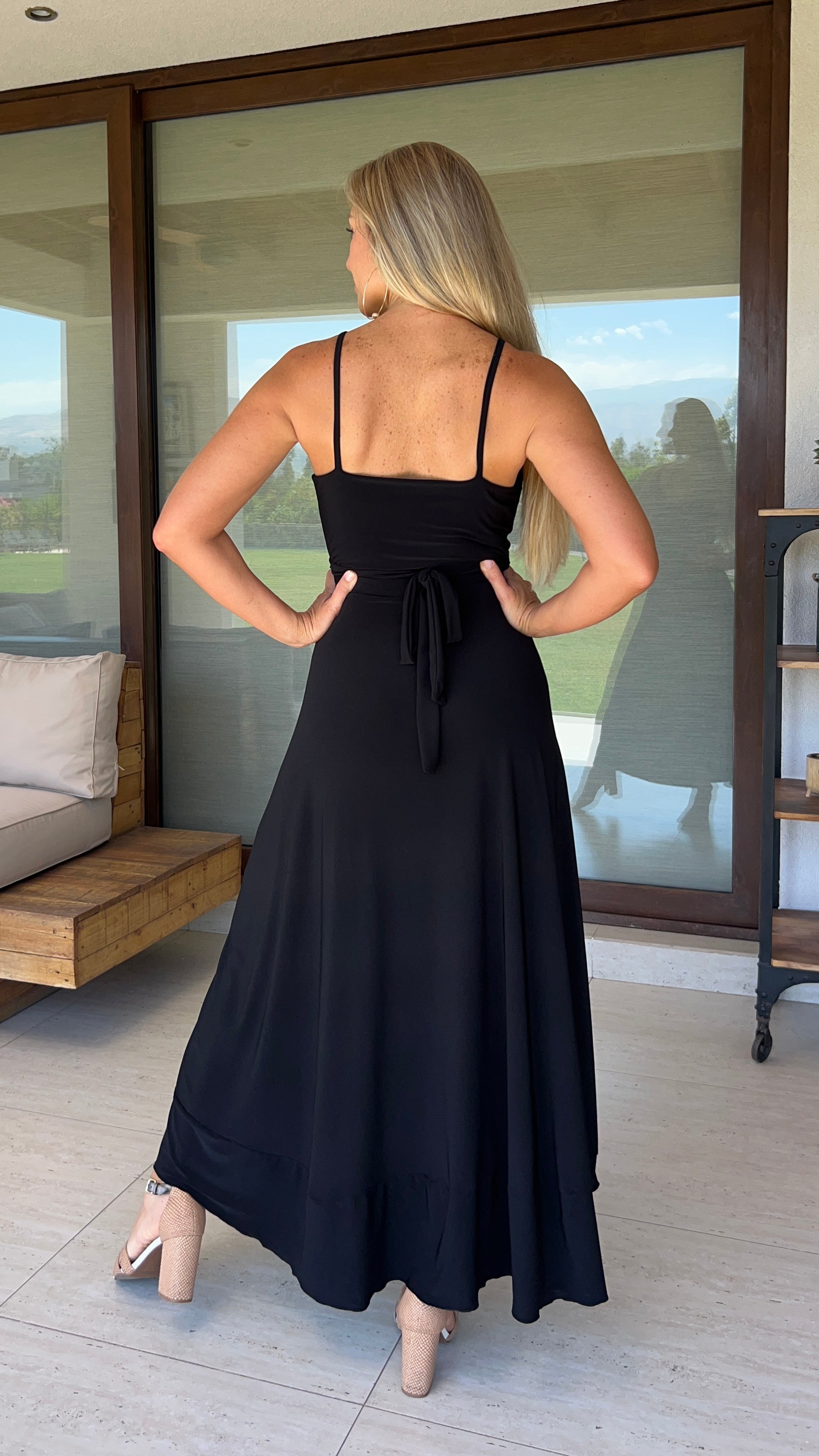 Vestido Emma de tirantes negro | Vestido largo asimétrico tipo pareo negro| Amoramar.cl 1