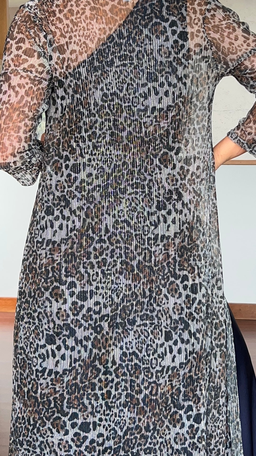 Tapado plisado print gris| kimono mujer largo fiesta print gris y café |Amoramar.cl