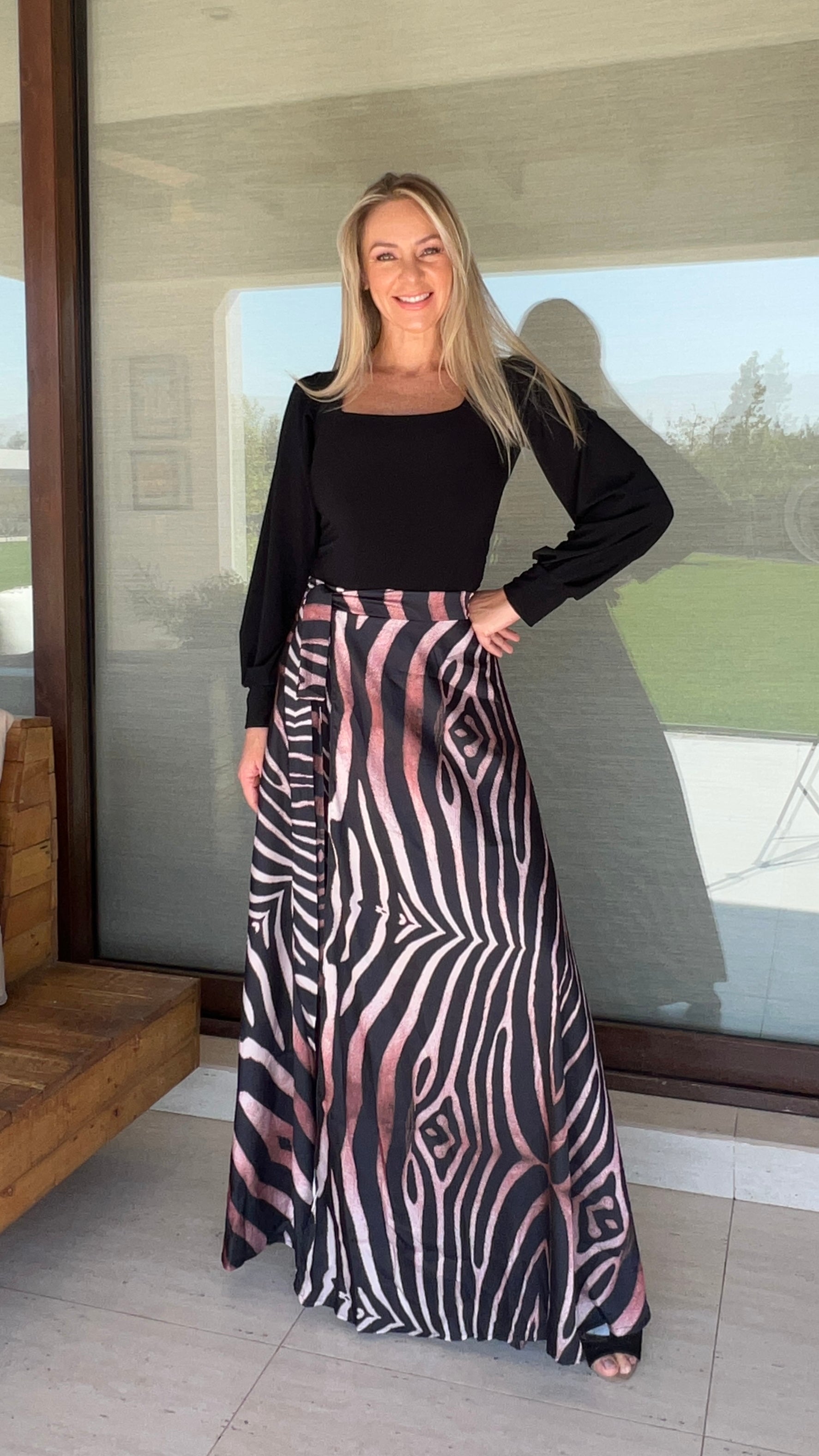 Falda envolvente Seda África| falda de fiesta cebra y polera manga globo negra | Amoramar.cl