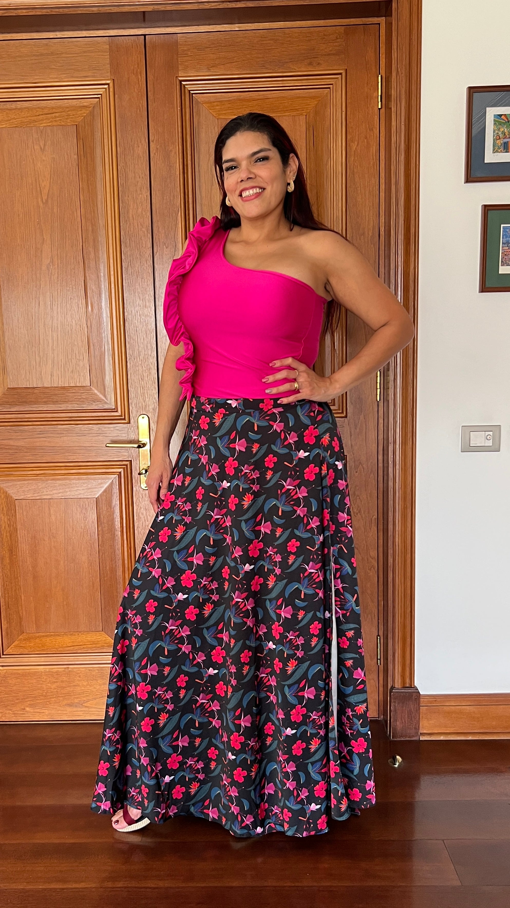 Falda Envolvente Piel de Seda Negra Hojas Azules Flores Fucsia y Moradas