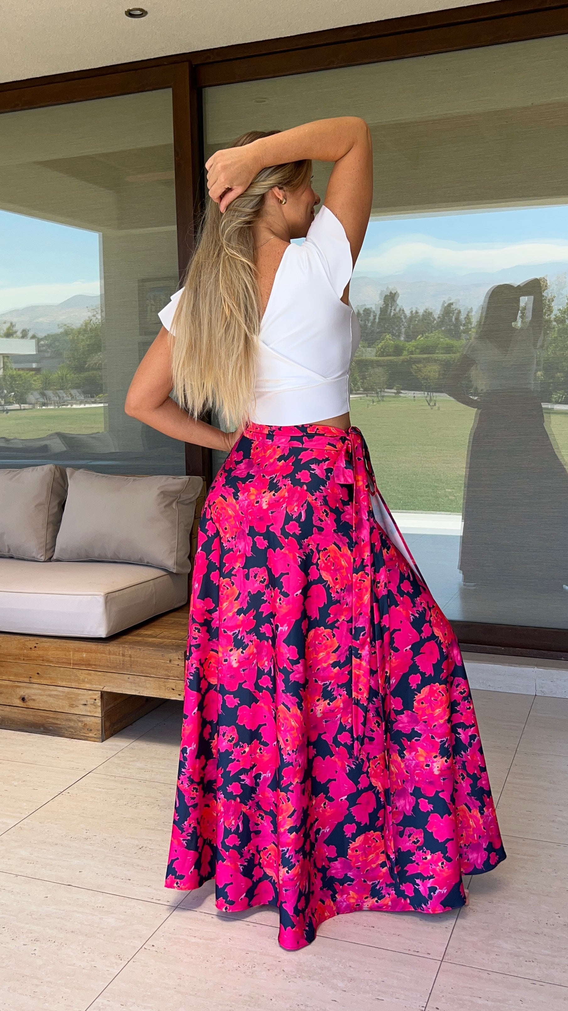 Falda envolvente piel de seda azul marino flores fucsia| falda fiesta con amarre tipo pareo| Amoramar.cl 4