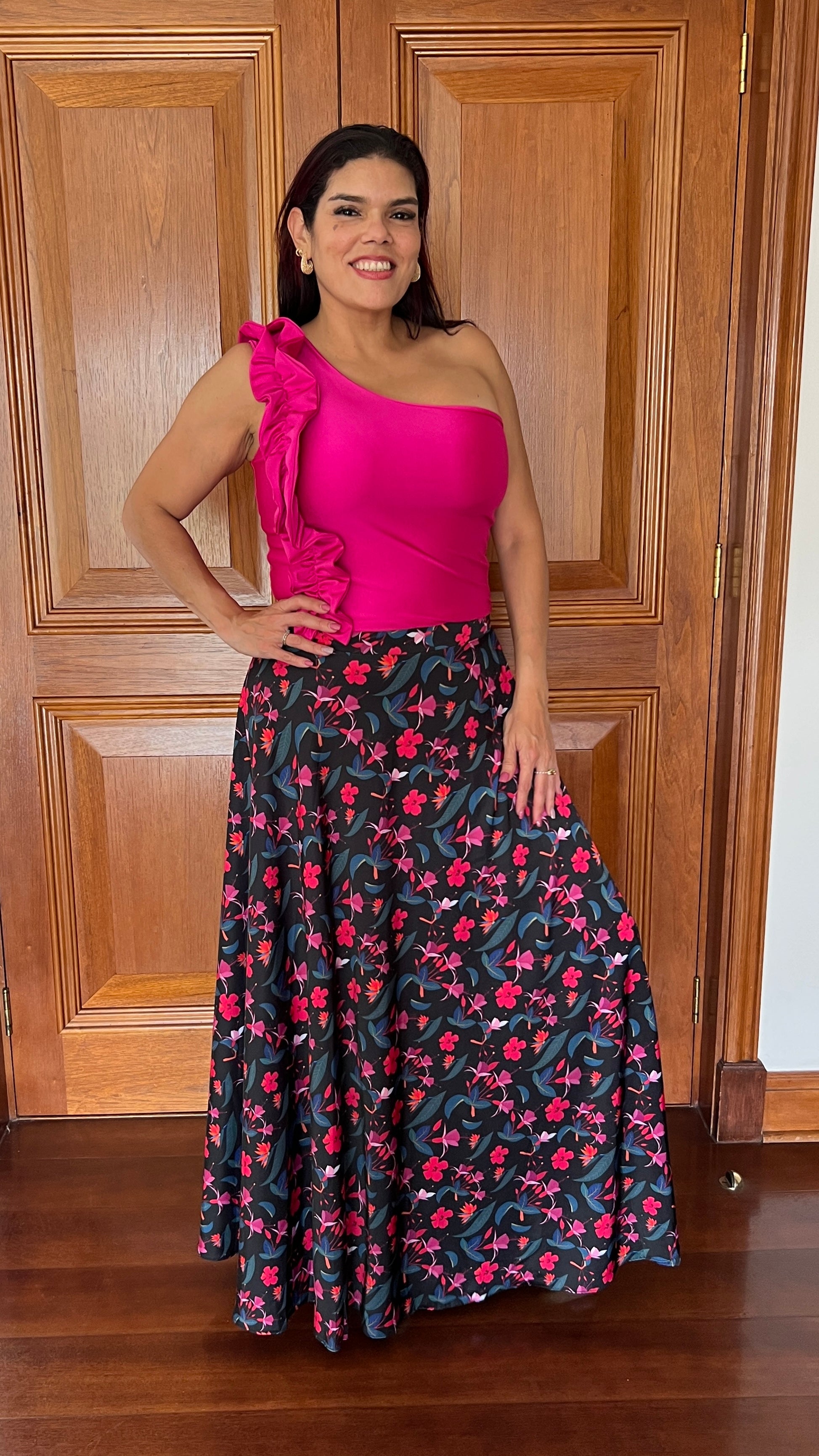 Falda Envolvente Piel de Seda Negra Hojas Azules Flores Fucsia y Moradas