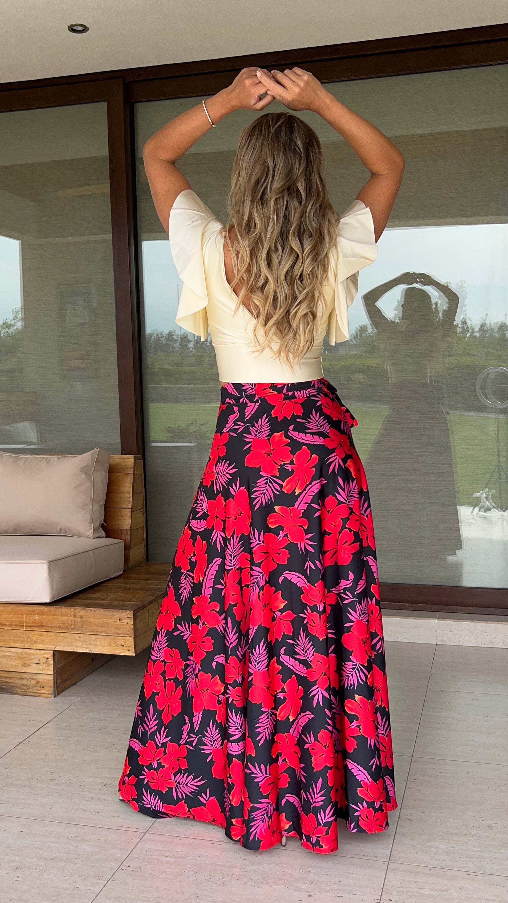 Falda Envolvente Piel de Seda Negra Flores Rojas Hojas Fucsia