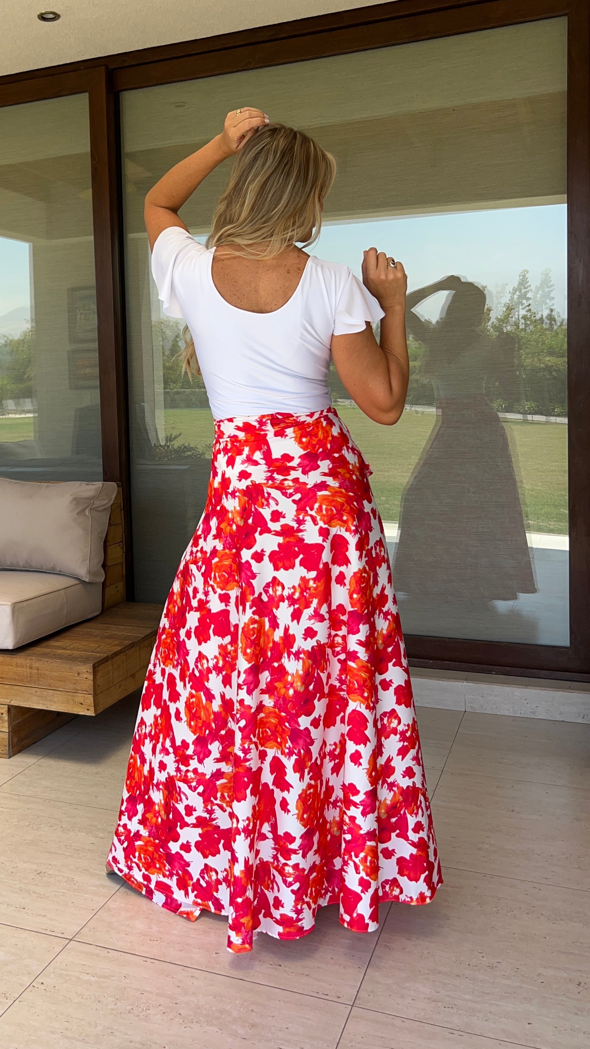 Falda envolvente piel de seda blanca flores naranja fucsia| falda larga fiesta mujer flores| amoramar.cl 3