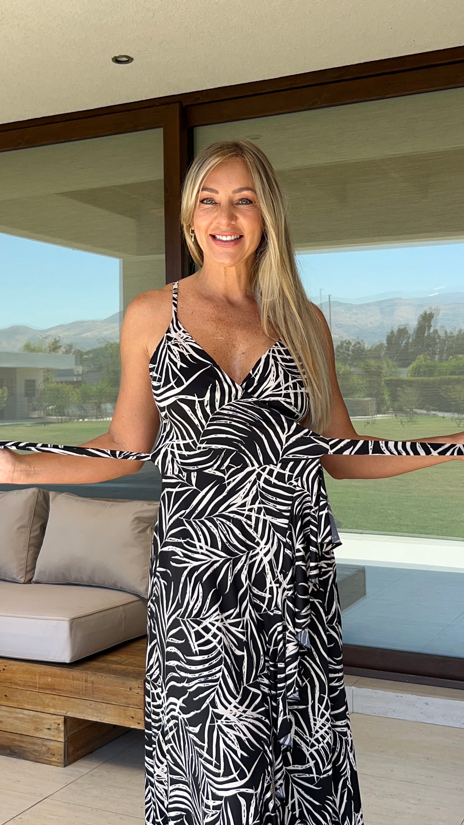 Vestido Emma tirantes negro hojas Nude| vestido asimétrico amarre pareo negro hojas| amoramar.cl