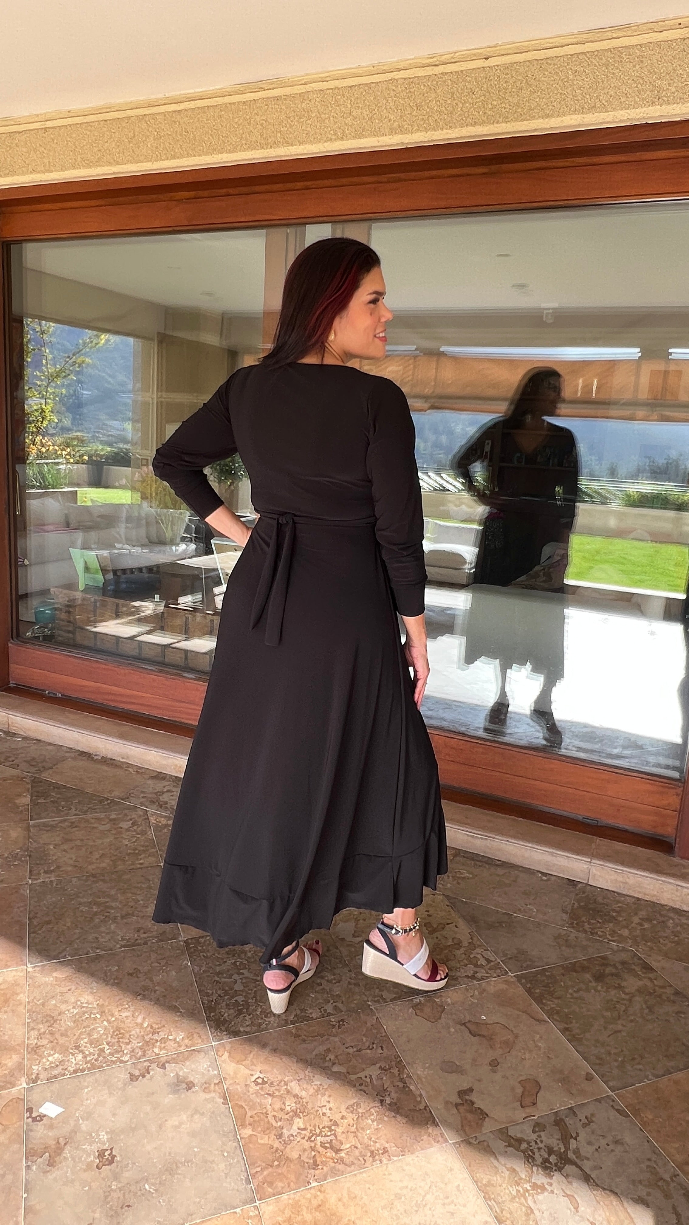 Vestido Emma Negro| Vestido asimétrico manga larga tipo pareo negro| Amoramar.cl 1