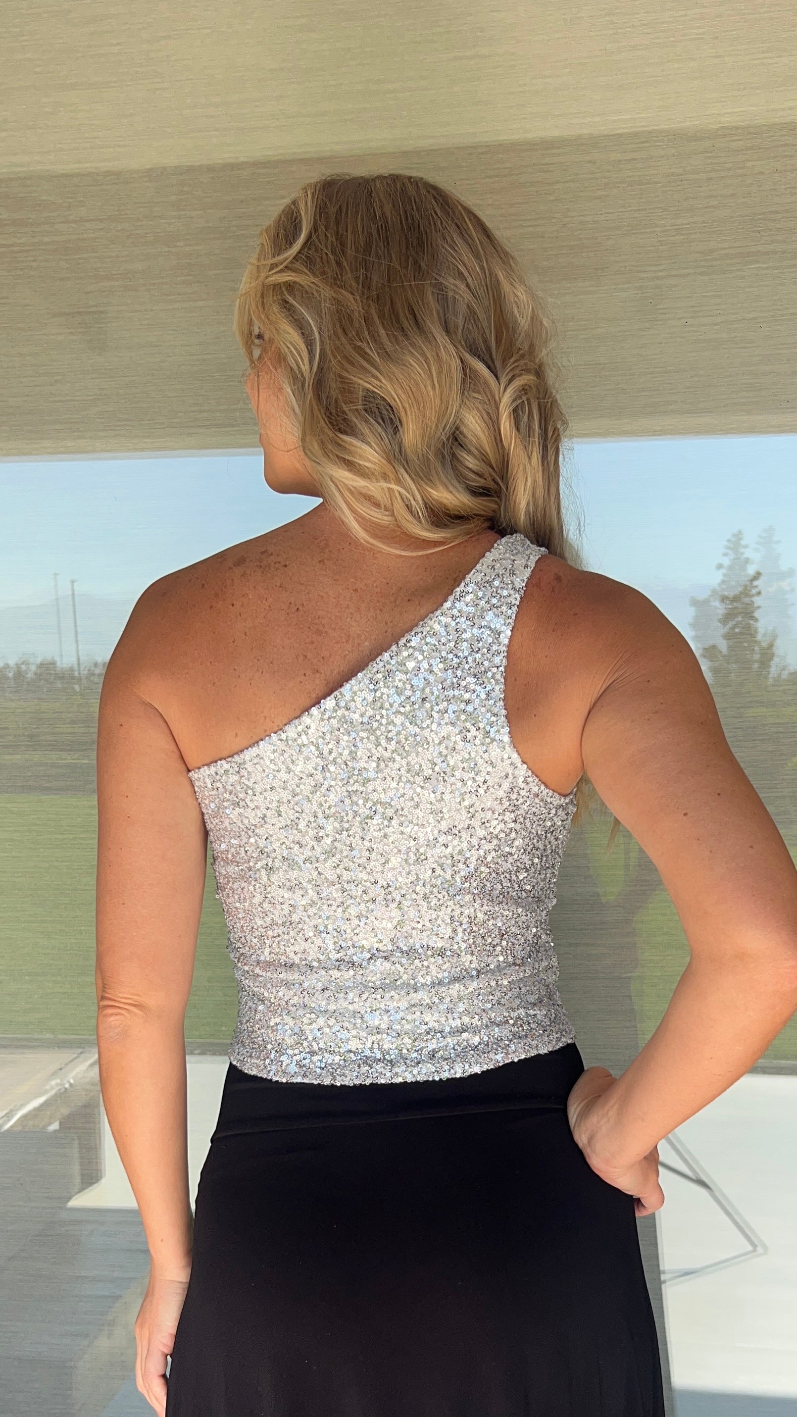 Crop top asimétrico lentejuelas plata de fiesta, top corto Leti |Amoramar.cl 2