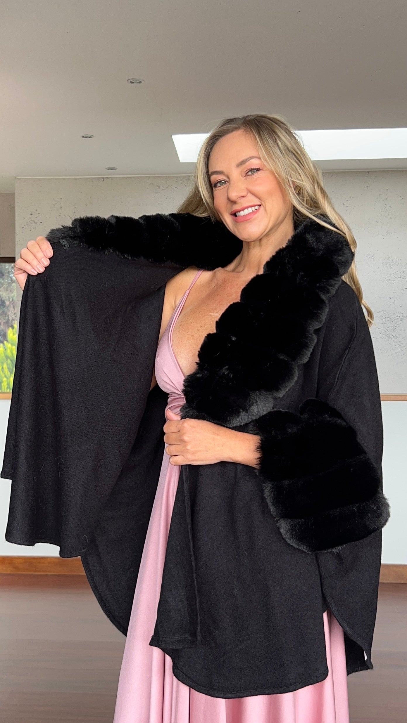 Poncho Gabrielle Negro| Capa de fiesta Negra corte murciélago |abrigo peludo|Amoramar.cl 4