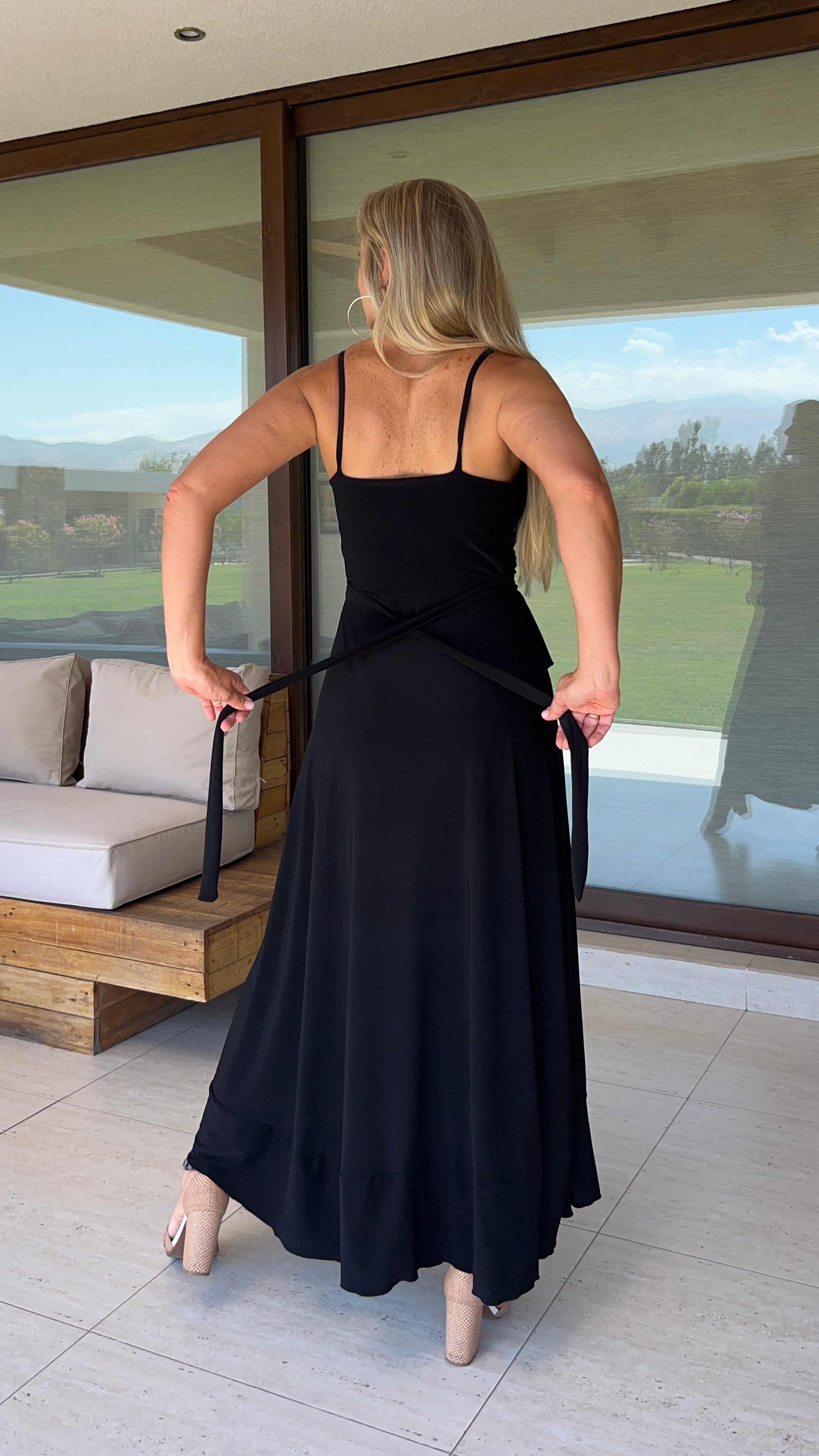 Vestido Emma de tirantes negro | Vestido largo asimétrico tipo pareo negro| Amoramar.cl 4