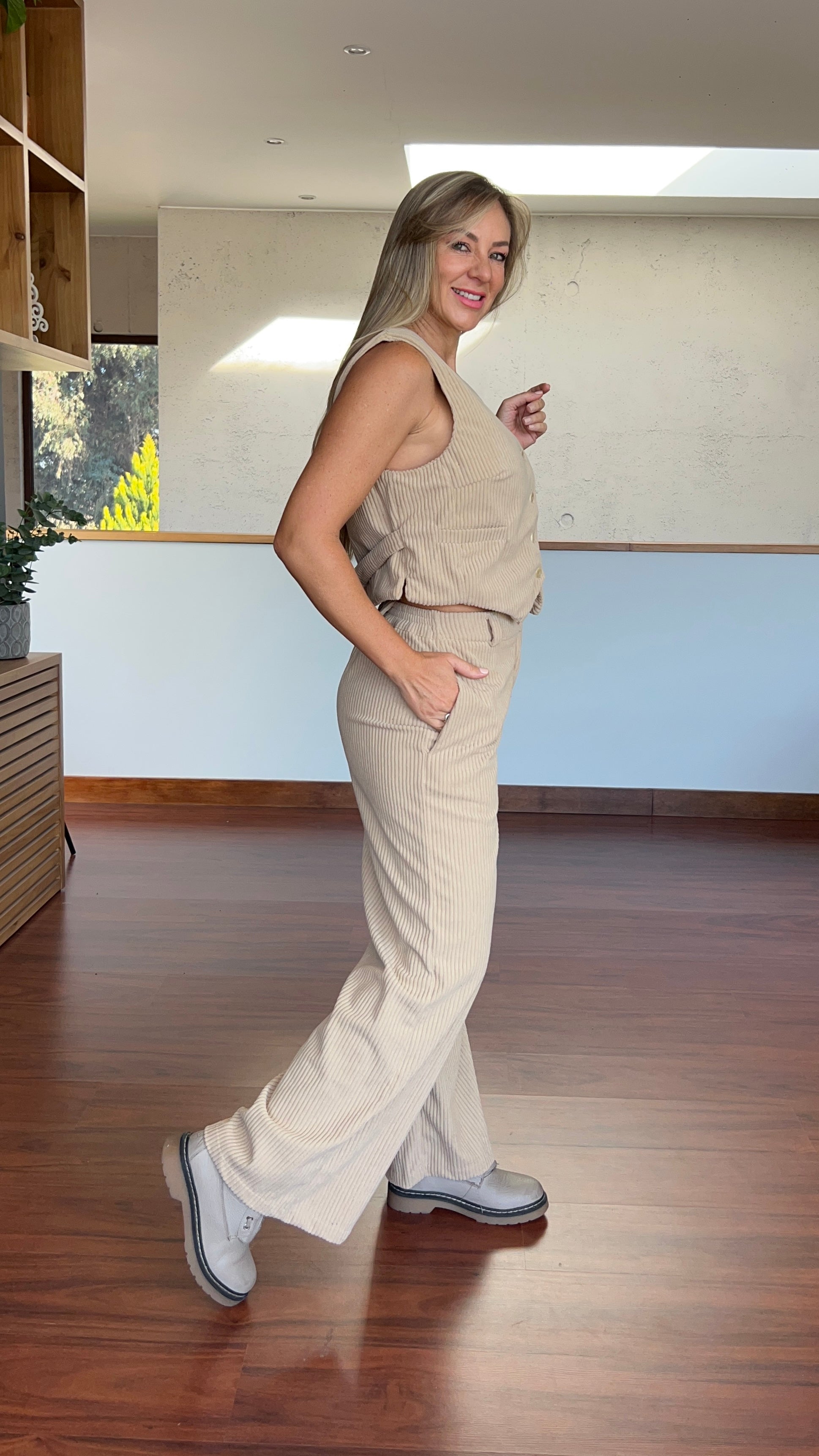 Conjunto Cotelé beige Chaleco corto y Pantalón |Amoramar.cl