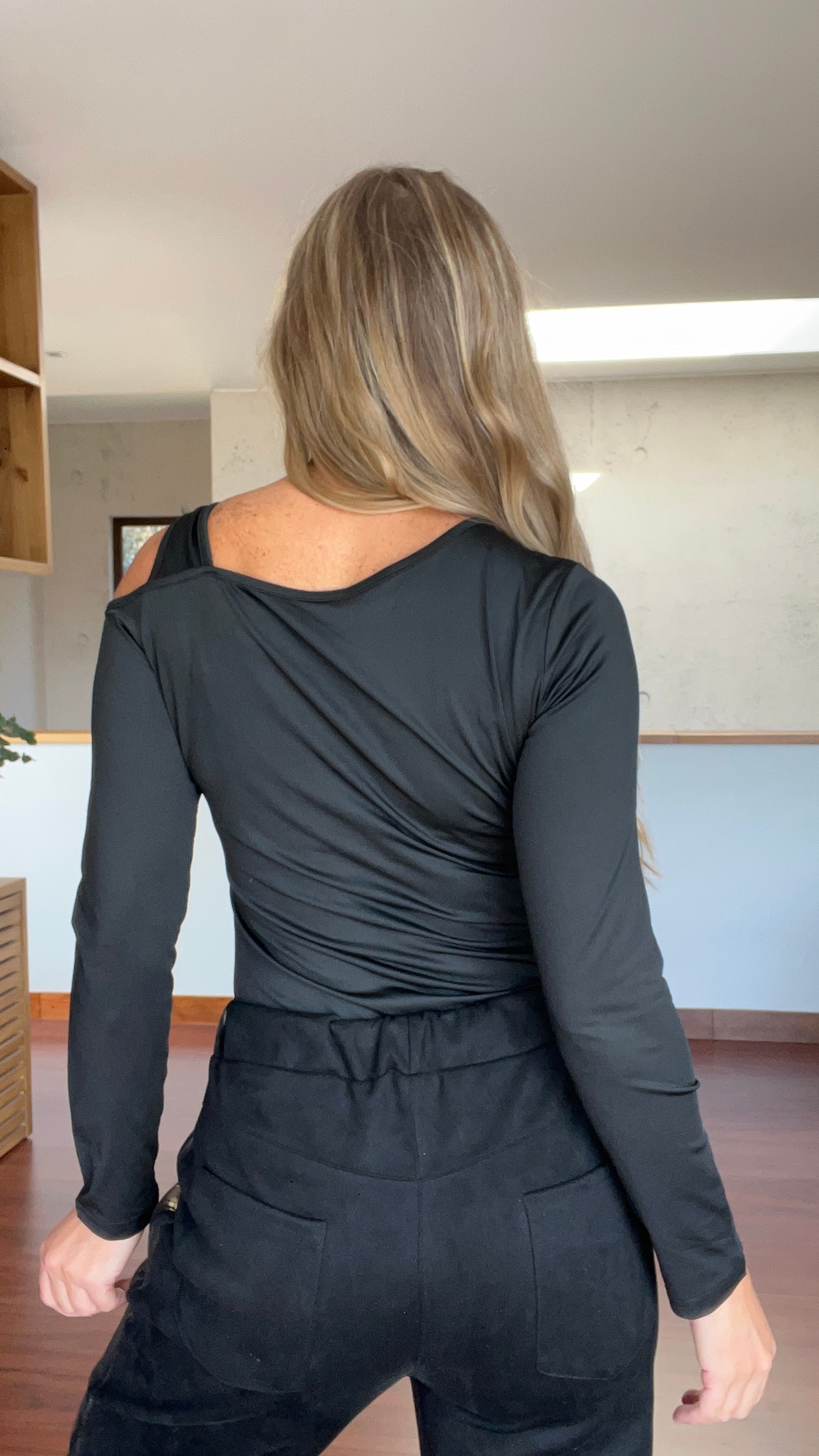 Polera seri Negra|Polera manga larga asimétrica negra|Amoramar.cl 2