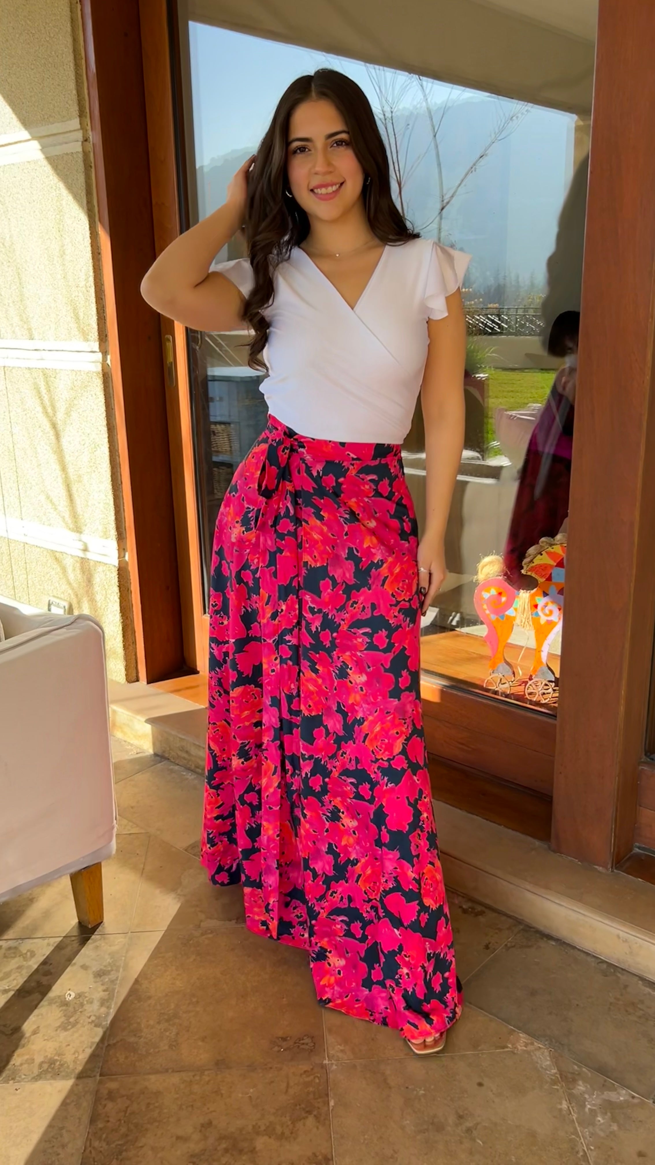 Falda envolvente piel de seda azul marino flores fucsia| falda fiesta con amarre tipo pareo| polera negra manga globo Amoramar.cl 7