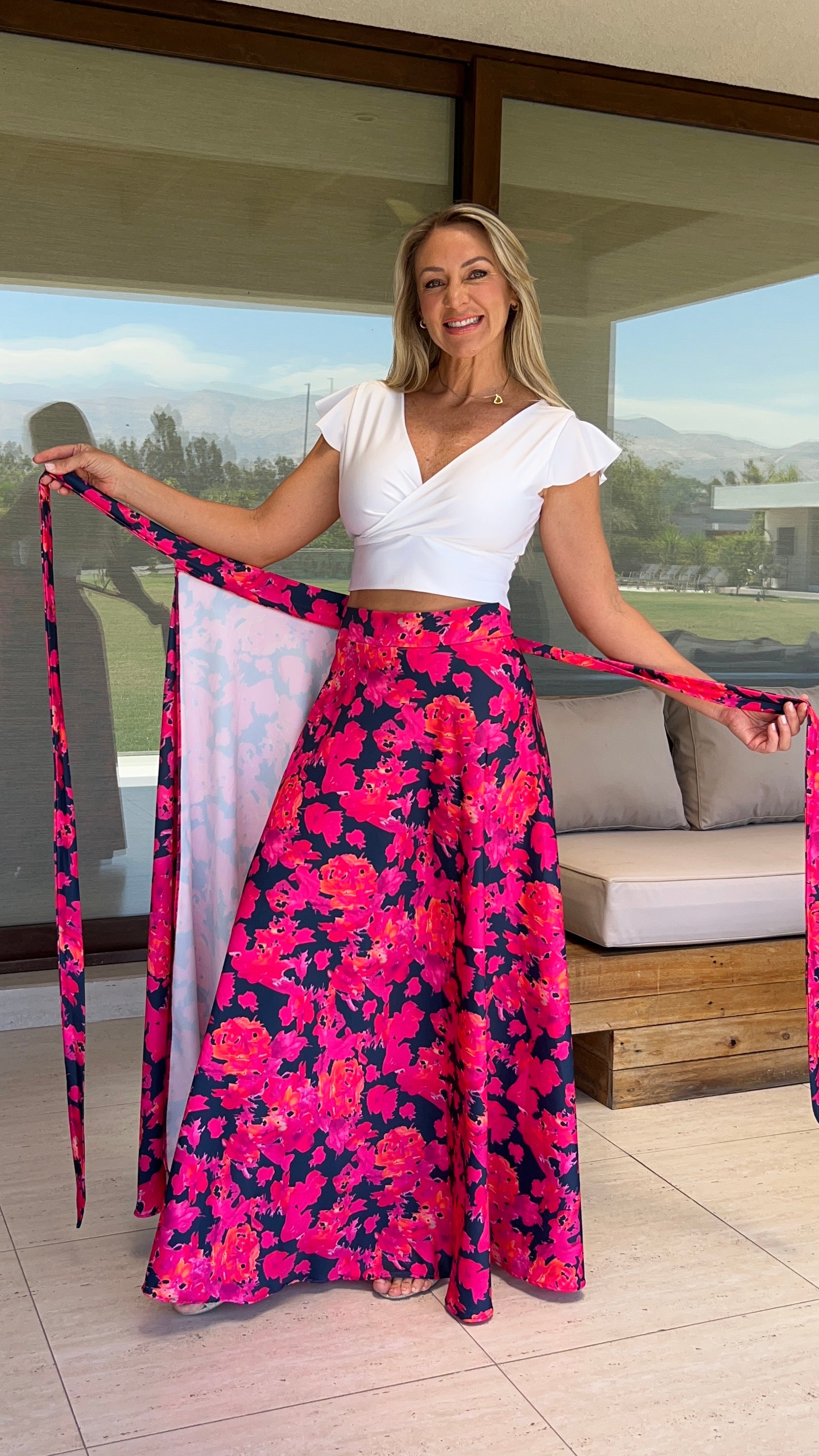 Falda envolvente piel de seda azul marino flores fucsia| falda fiesta con amarre tipo pareo| Amoramar.cl 2