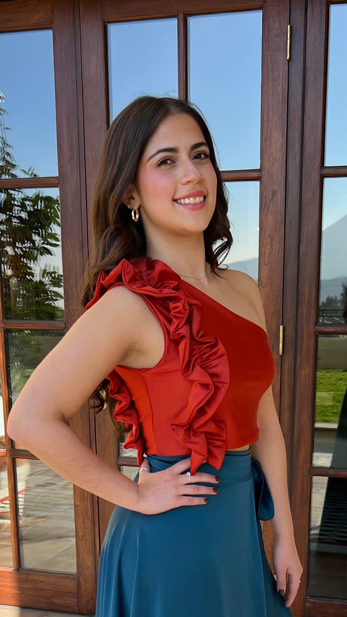 Crop top catherine ladrillo| top corto asimétrico de vuelos ladrillo terracota|Amoramar.cl