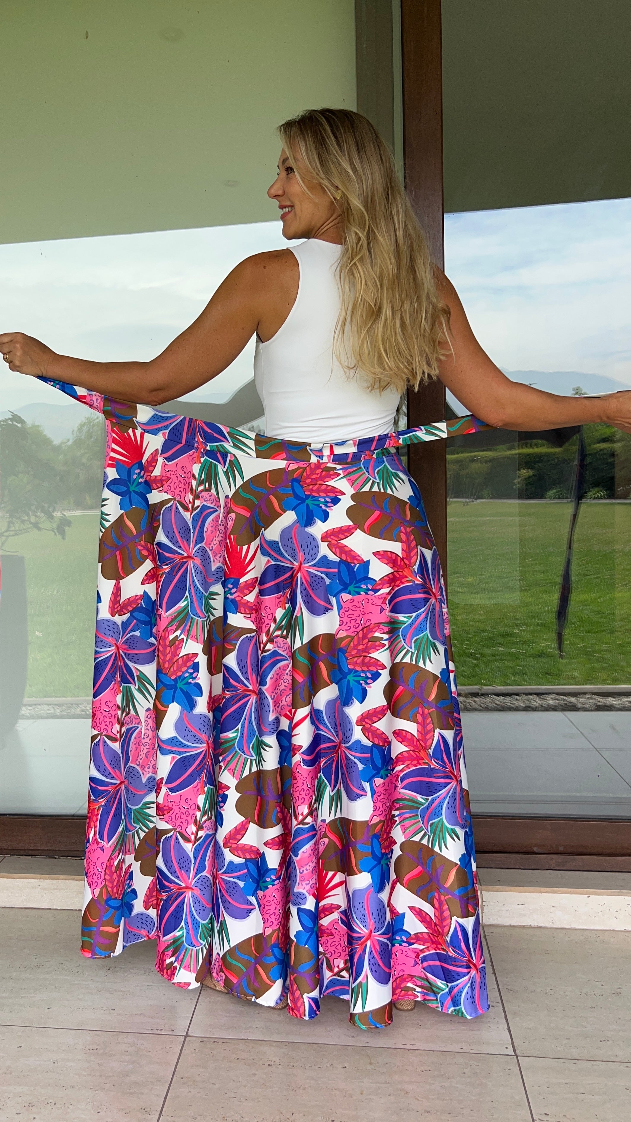 Falda Envolvente Piel de Seda Blanca Flores Multicolor