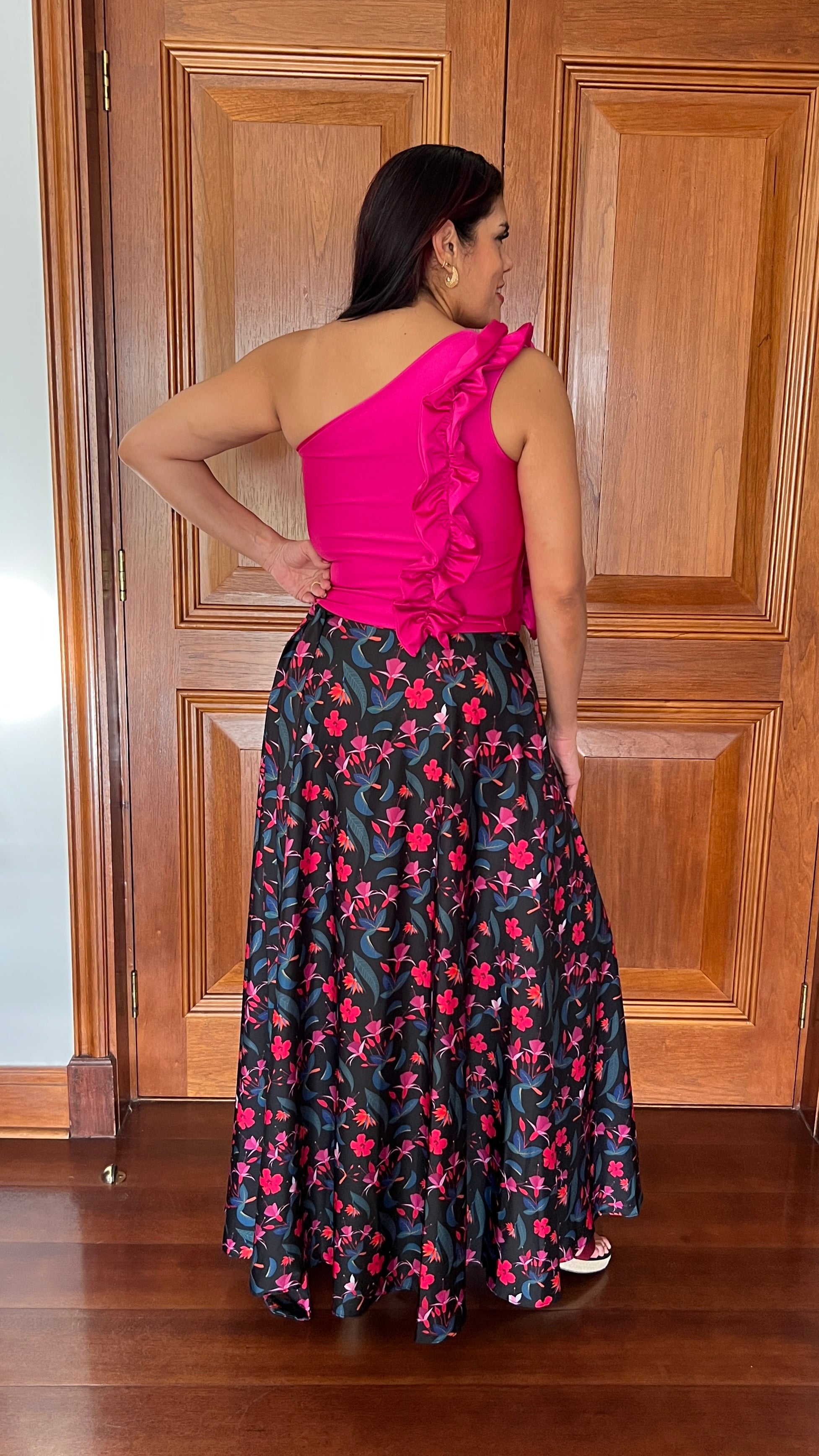 Falda Envolvente Piel de Seda Negra Hojas Azules Flores Fucsia y Moradas