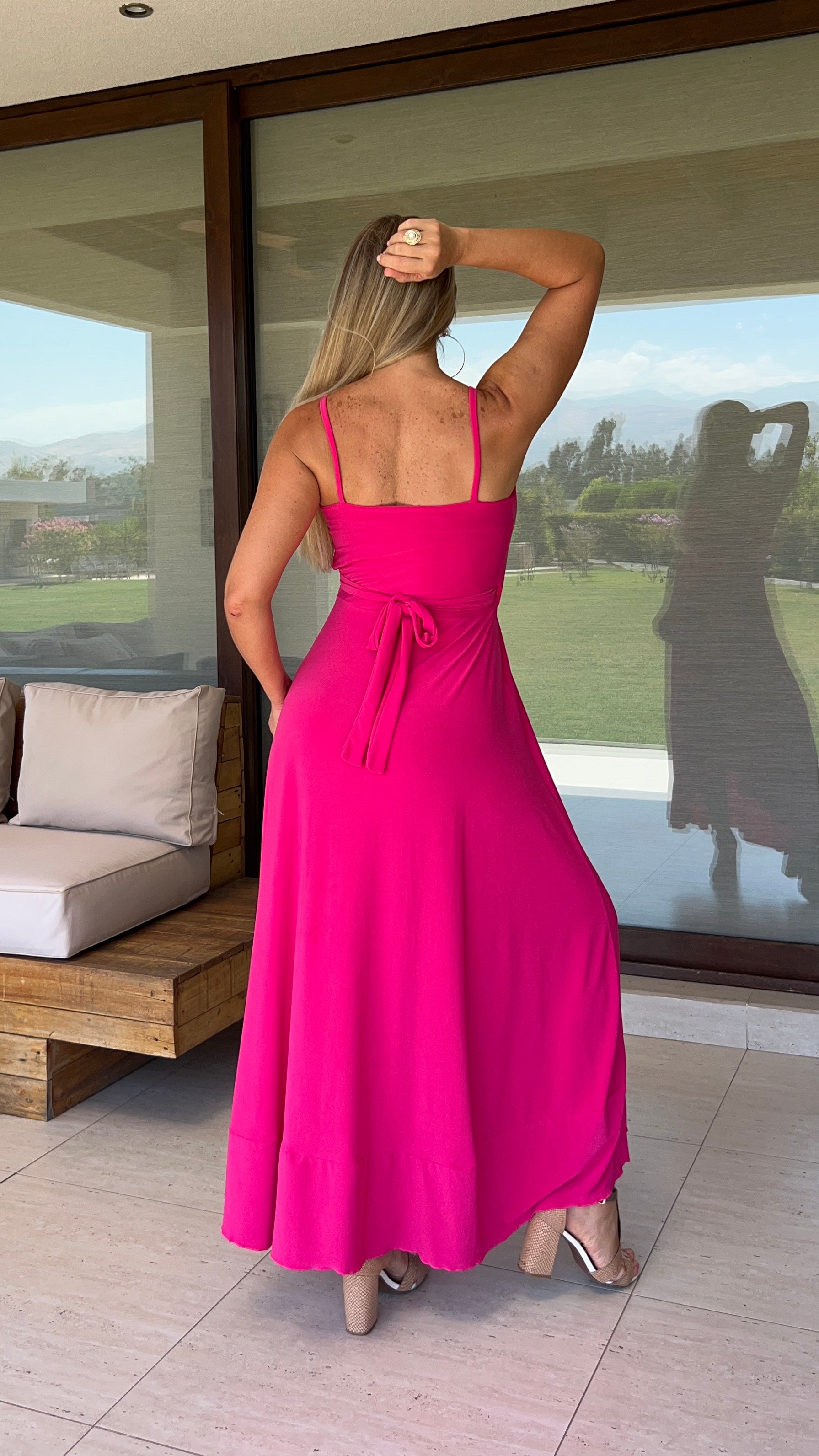Vestido Emma de tirantes fucsia| Vestido largo asimétrico tipo pareo fucsia| Amoramar.cl 2