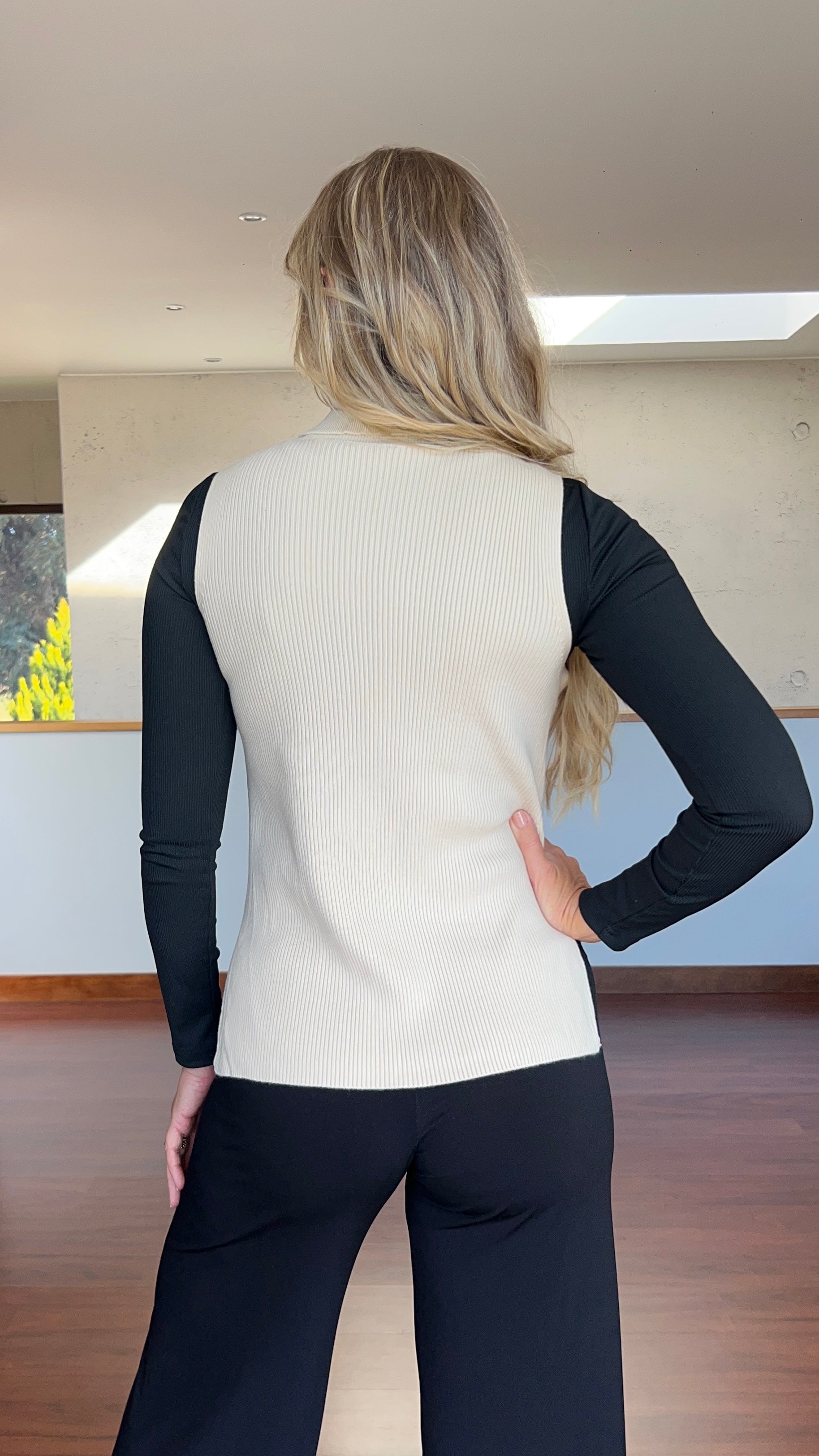 Beatle Renata arena| polera sin mangas cuello alto beige |Amoramar.cl 1