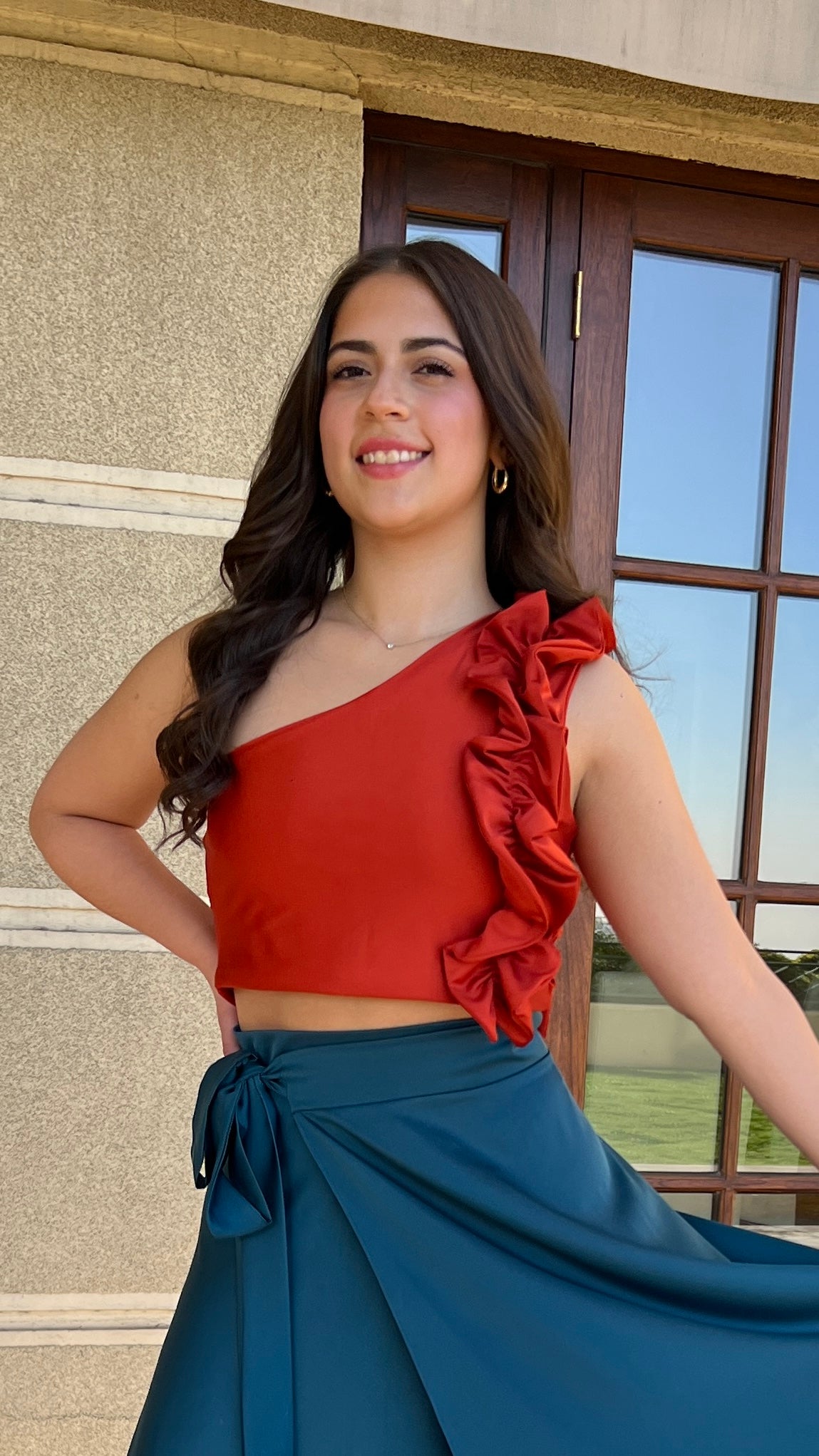 Crop top catherine ladrillo| top corto asimétrico de vuelos ladrillo terracota|Amoramar.cl 2