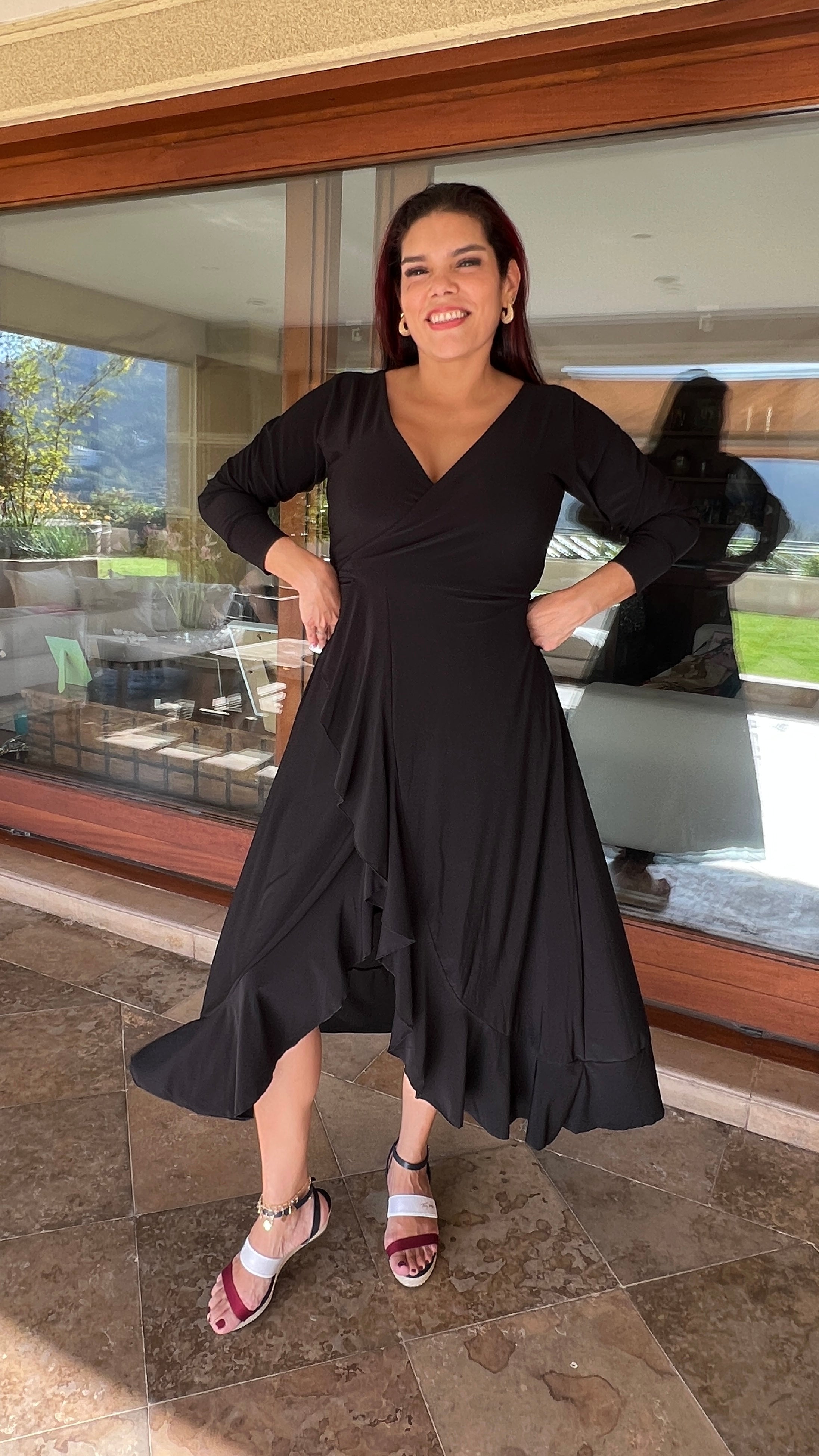 Vestido Emma Negro| Vestido asimétrico manga larga tipo pareo negro| Amoramar.cl 5