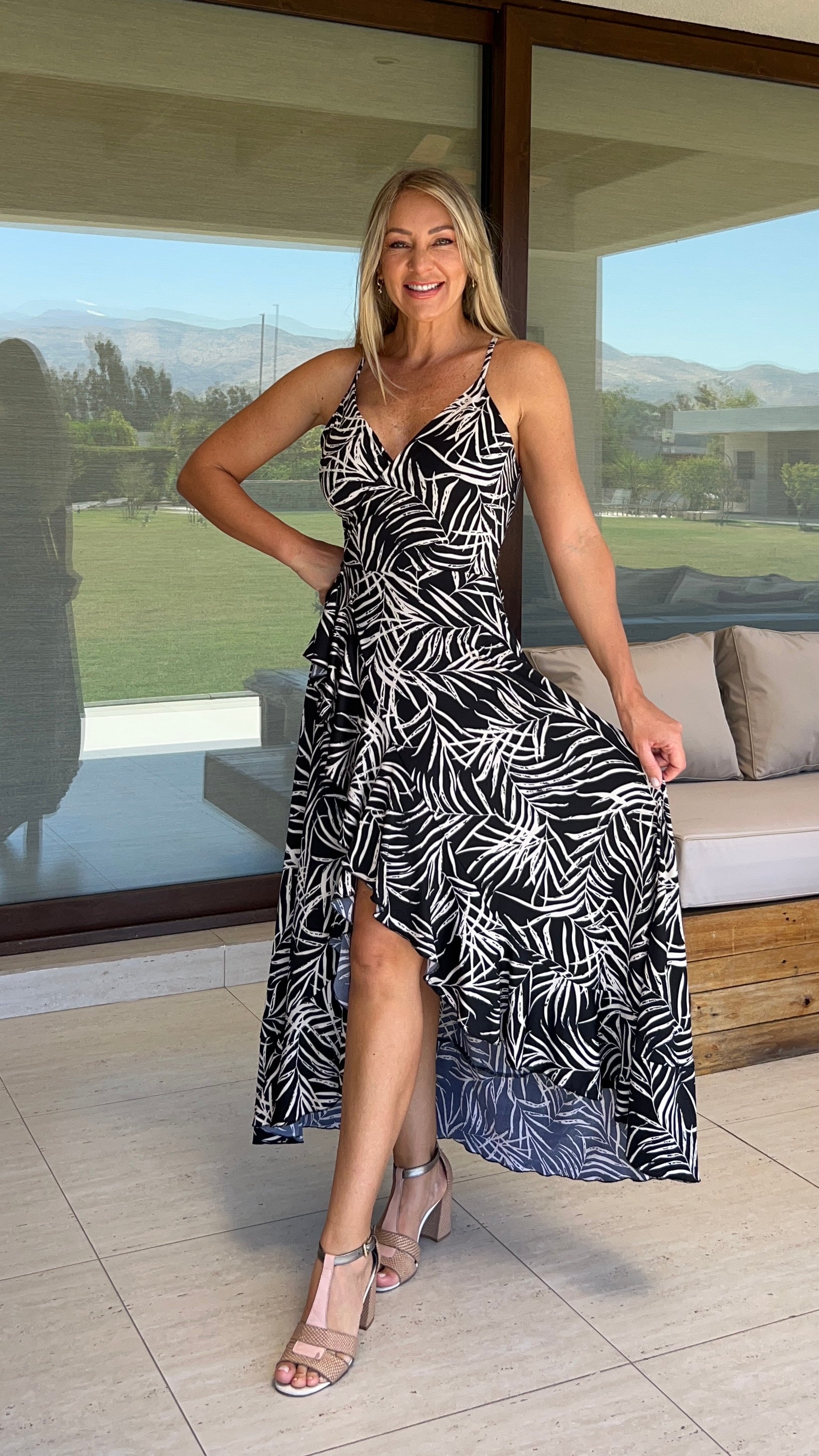 Vestido Emma tirantes negro hojas Nude| vestido asimétrico amarre pareo negro hojas| amoramar.cl 1