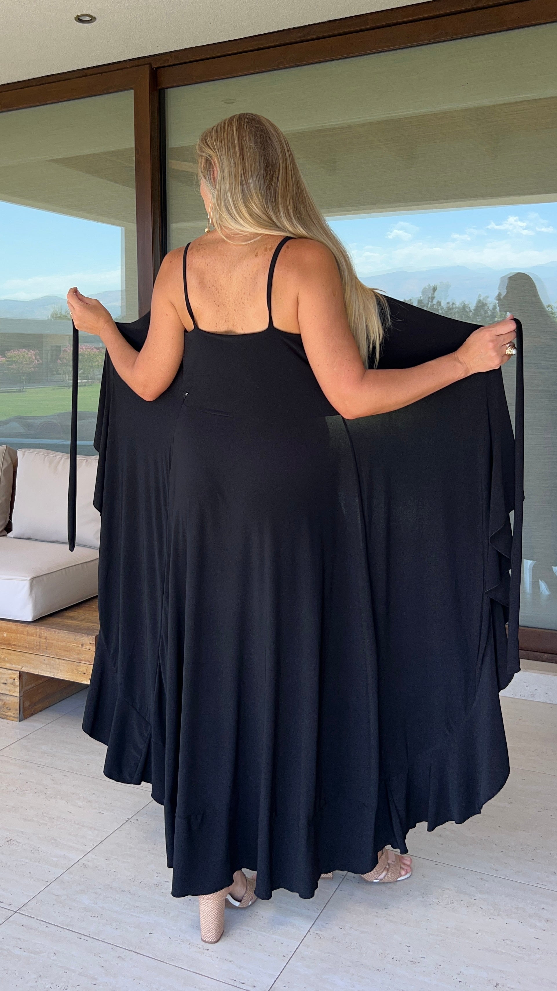 Vestido Emma de tirantes negro | Vestido largo asimétrico tipo pareo negro| Amoramar.cl 3