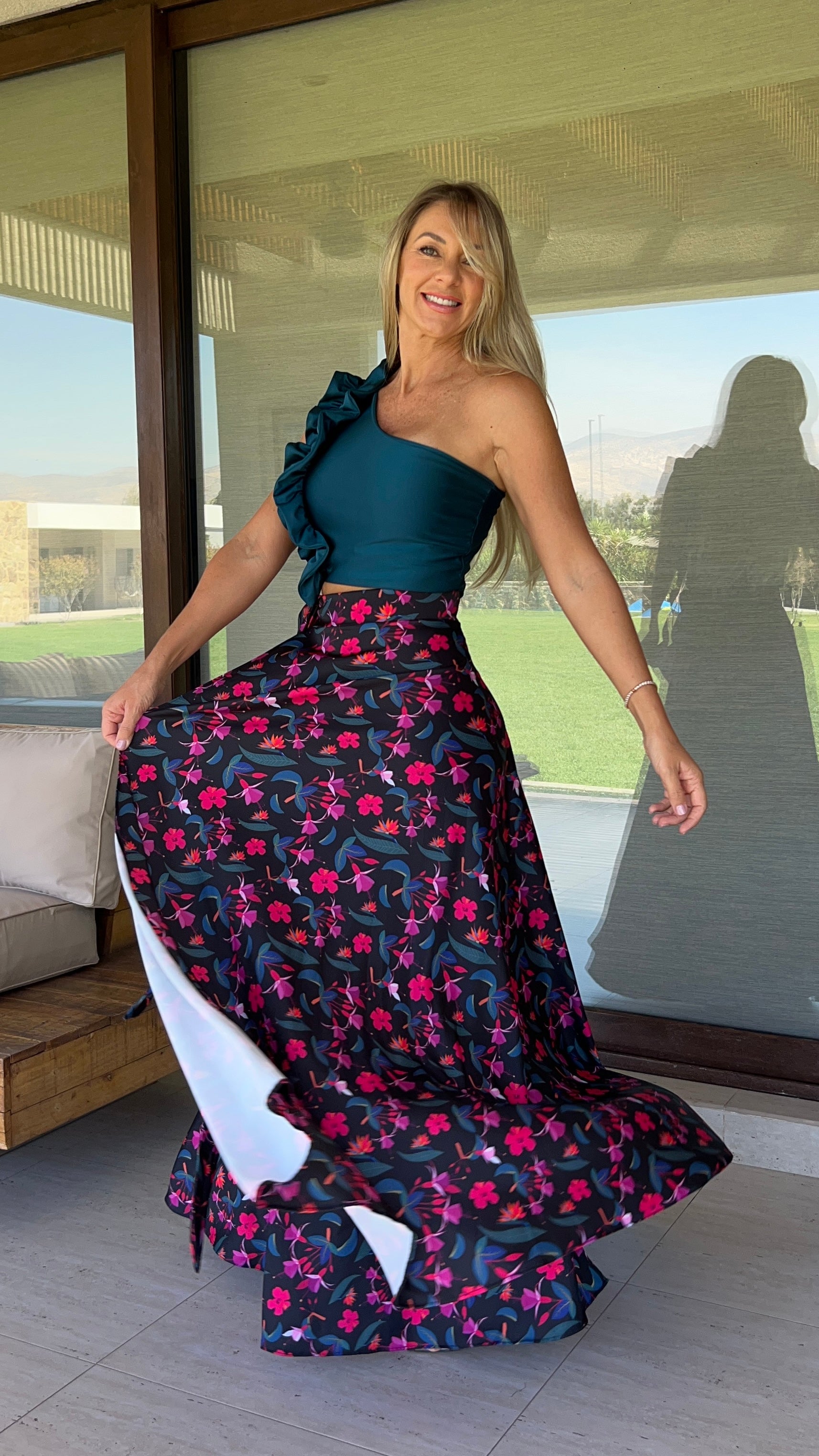 Falda Envolvente Piel de Seda Negra Hojas Azules Flores Fucsia y Moradas