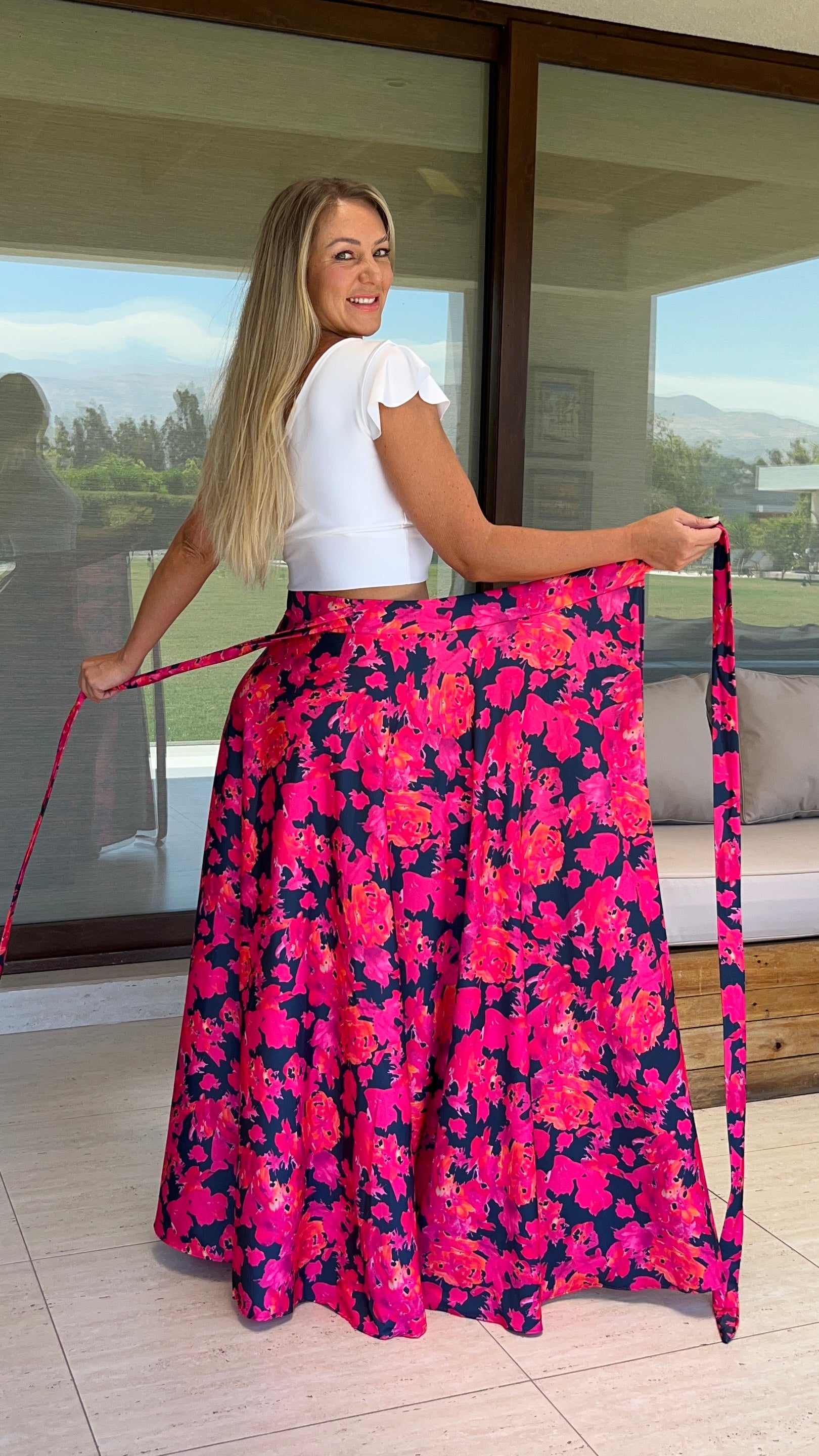 Falda envolvente piel de seda azul marino flores fucsia| falda fiesta con amarre tipo pareo| Amoramar.cl 3