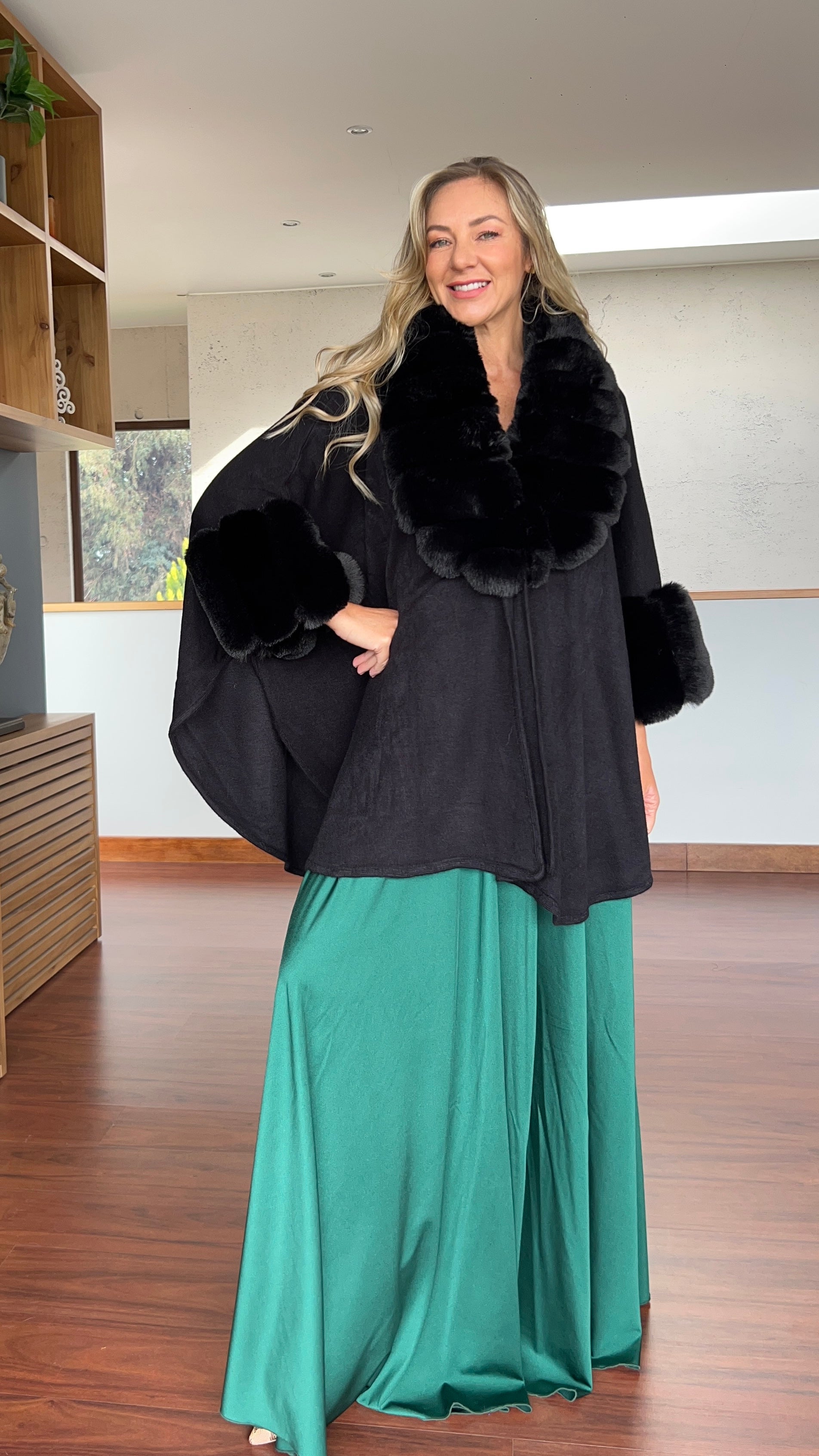 Poncho Gabrielle Negro| Capa de fiesta Negra corte murciélago |abrigo peludo|Amoramar.cl 2
