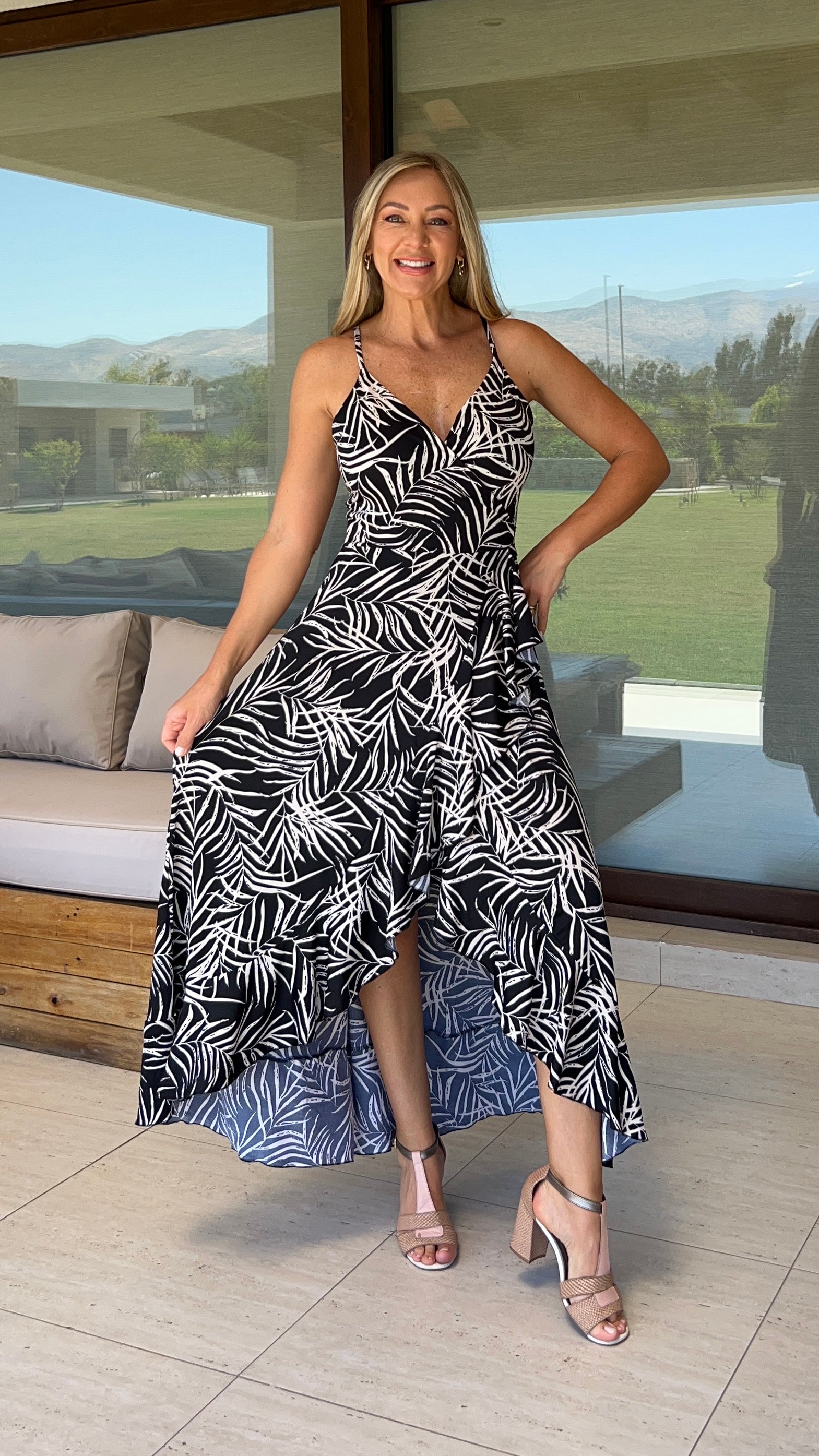 Vestido Emma tirantes negro hojas Nude| vestido asimétrico amarre pareo | amoramar.cl