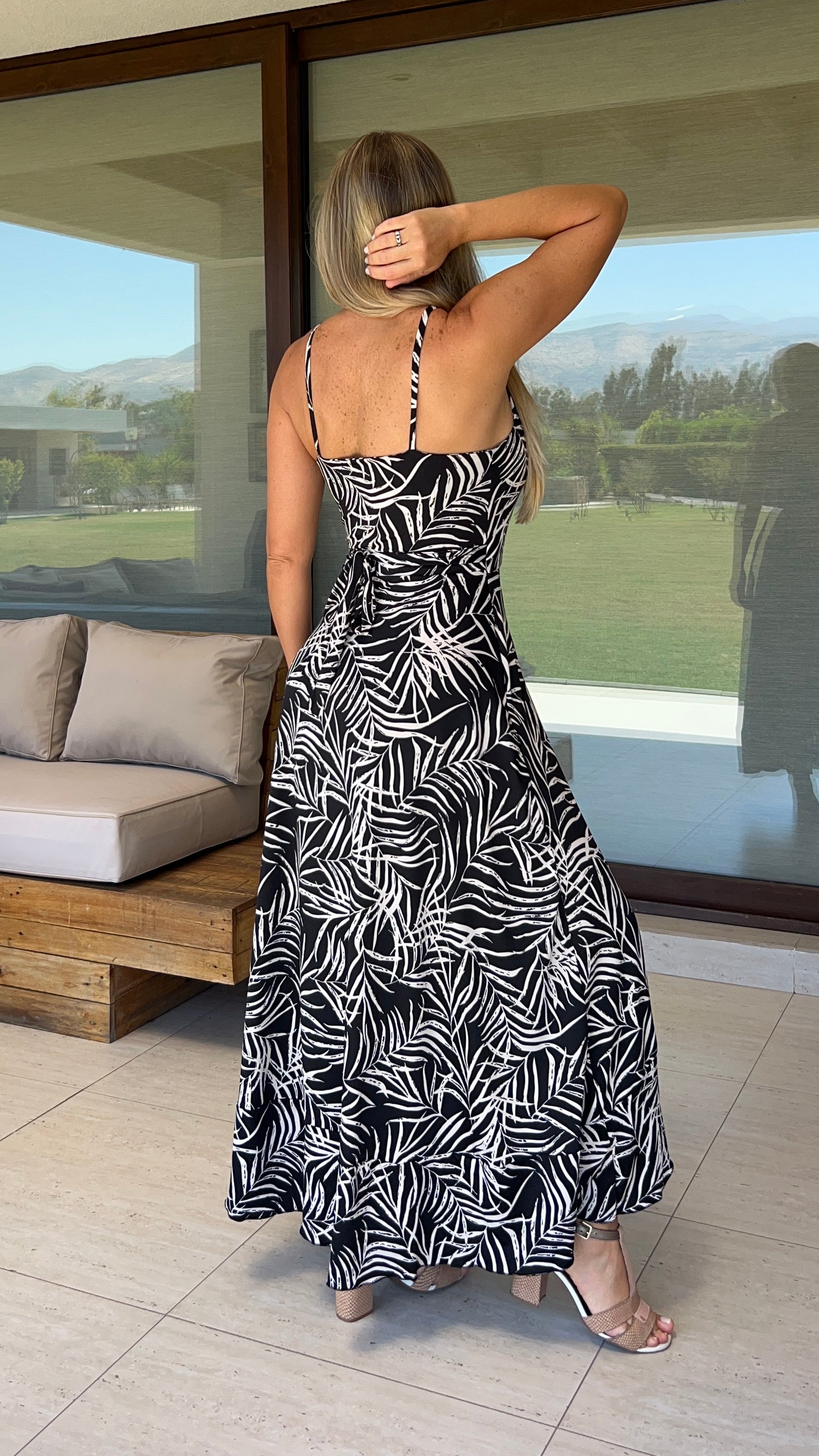 Vestido Emma tirantes negro hojas Nude| vestido asimétrico de tiritas mujer negro hojas| amoramar.cl 1