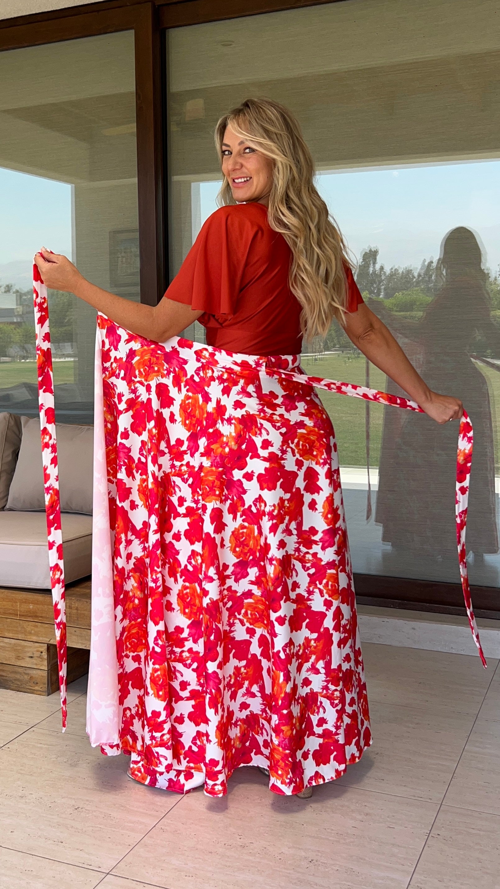 Falda envolvente piel de seda blanca flores naranja fucsia| falda larga fiesta mujer flores| amoramar.cl 4