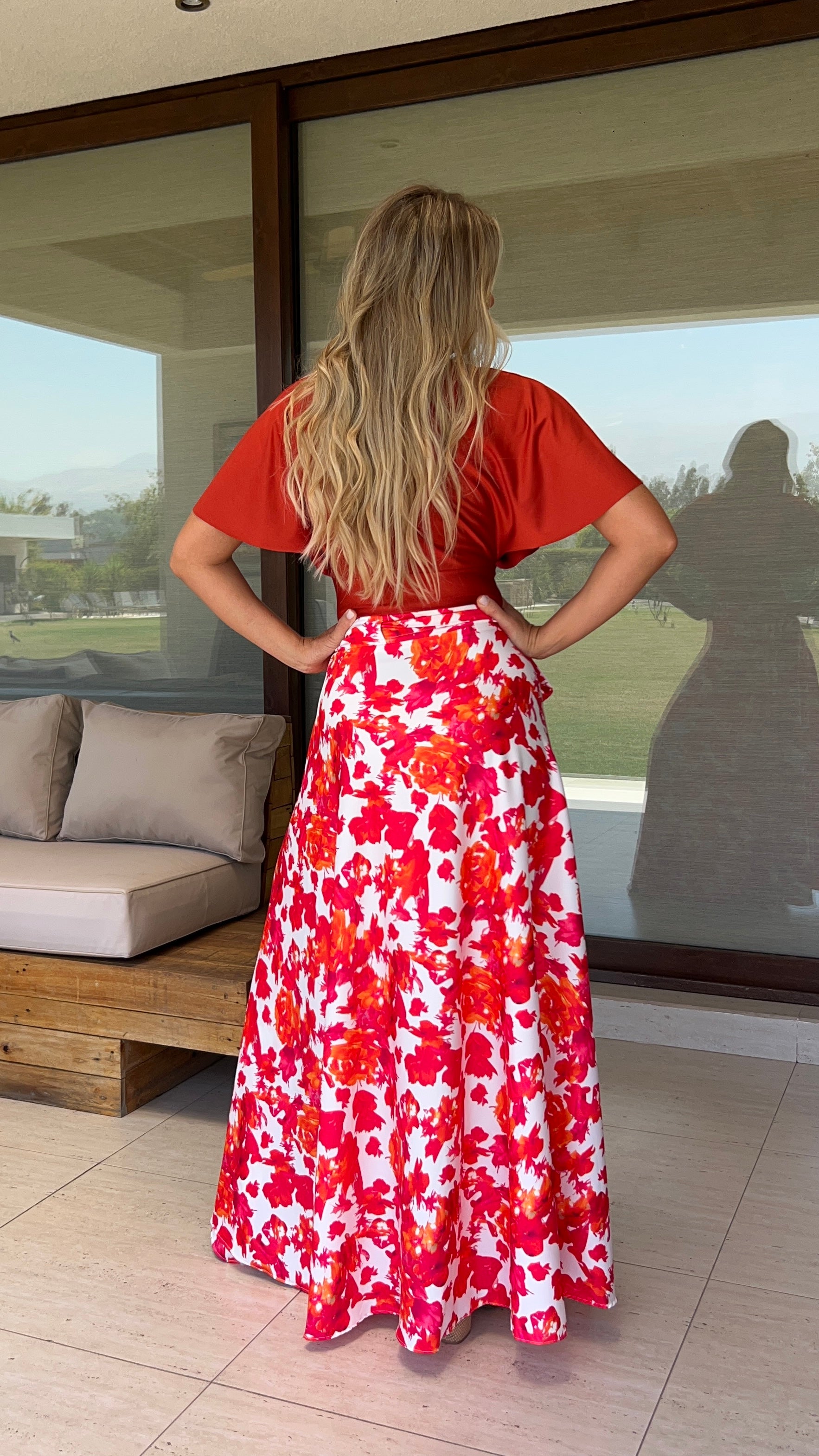 Falda envolvente piel de seda blanca flores naranja fucsia| falda larga fiesta mujer flores| amoramar.cl 5