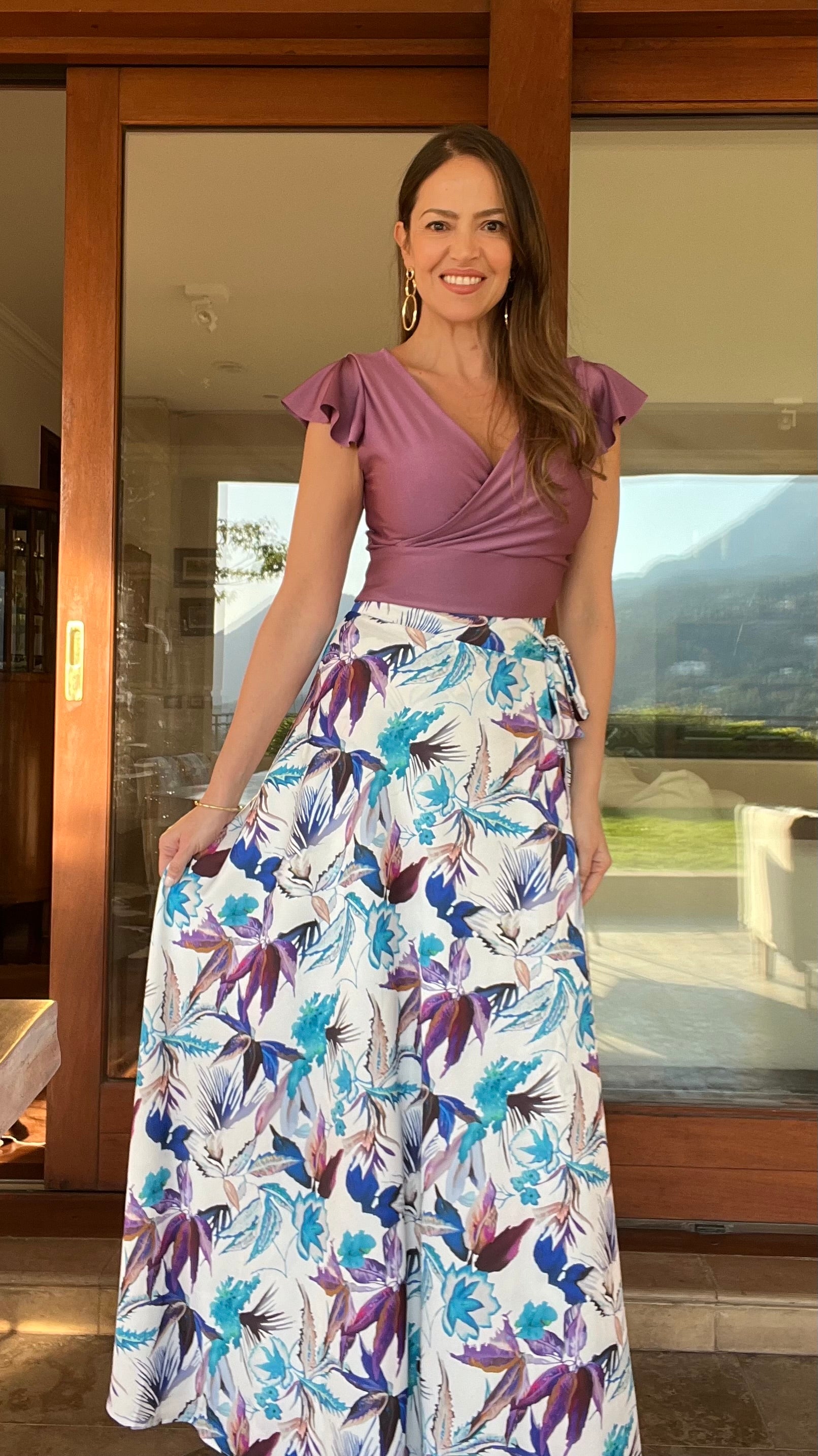 Falda Envolvente Piel de Seda Blanca Flores Moradas/Azules