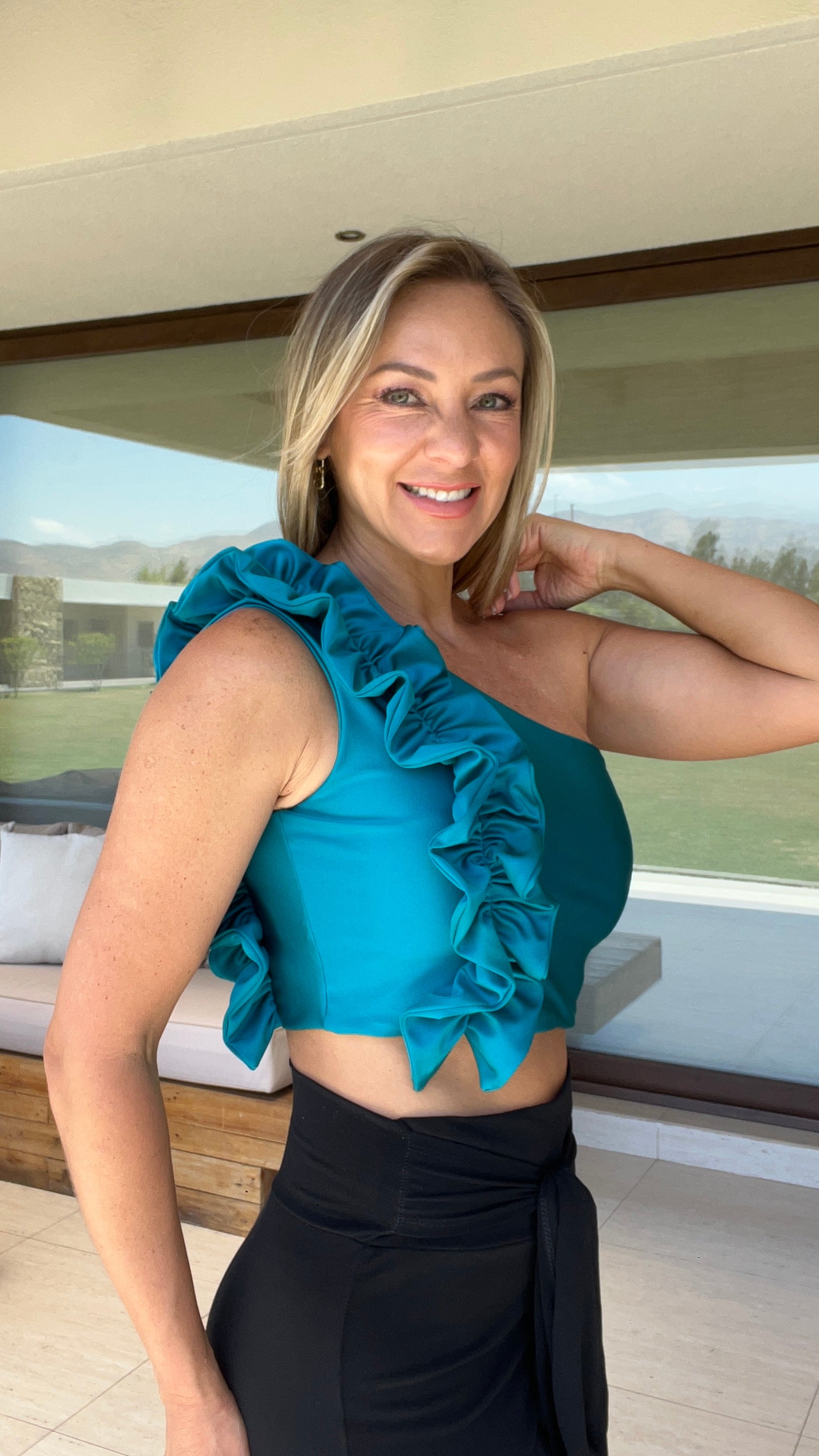 Crop Top Catherine asimétrico con vuelos turquesa | top corto fiesta calipso|Amoramar.cl