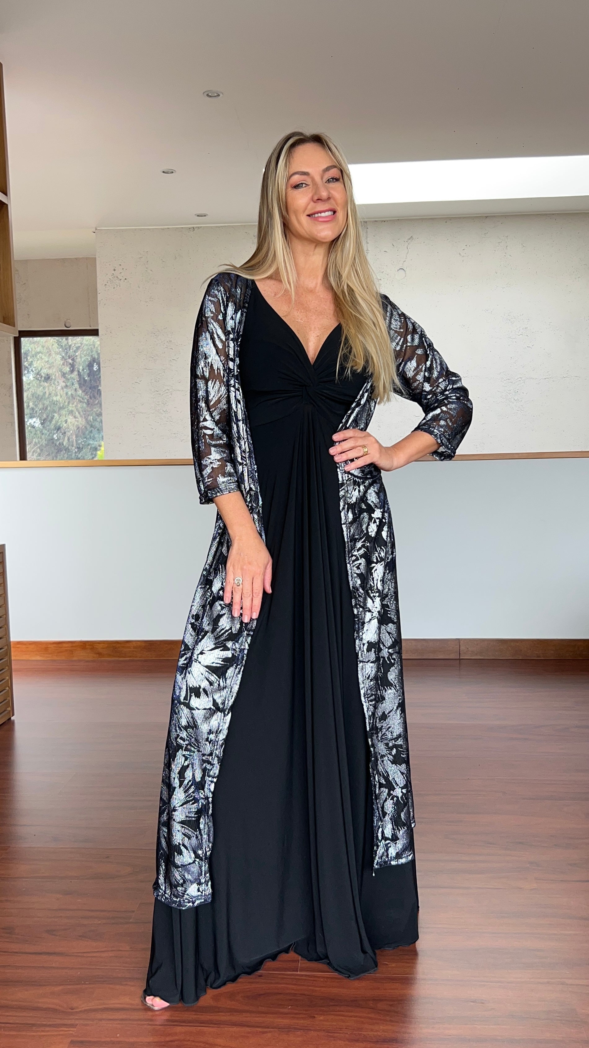 Tapado plisado flores plata fondo azul oscuro traslúcido|Kimono mujer fiesta hojas plateadas|Amoramar.cl 3
