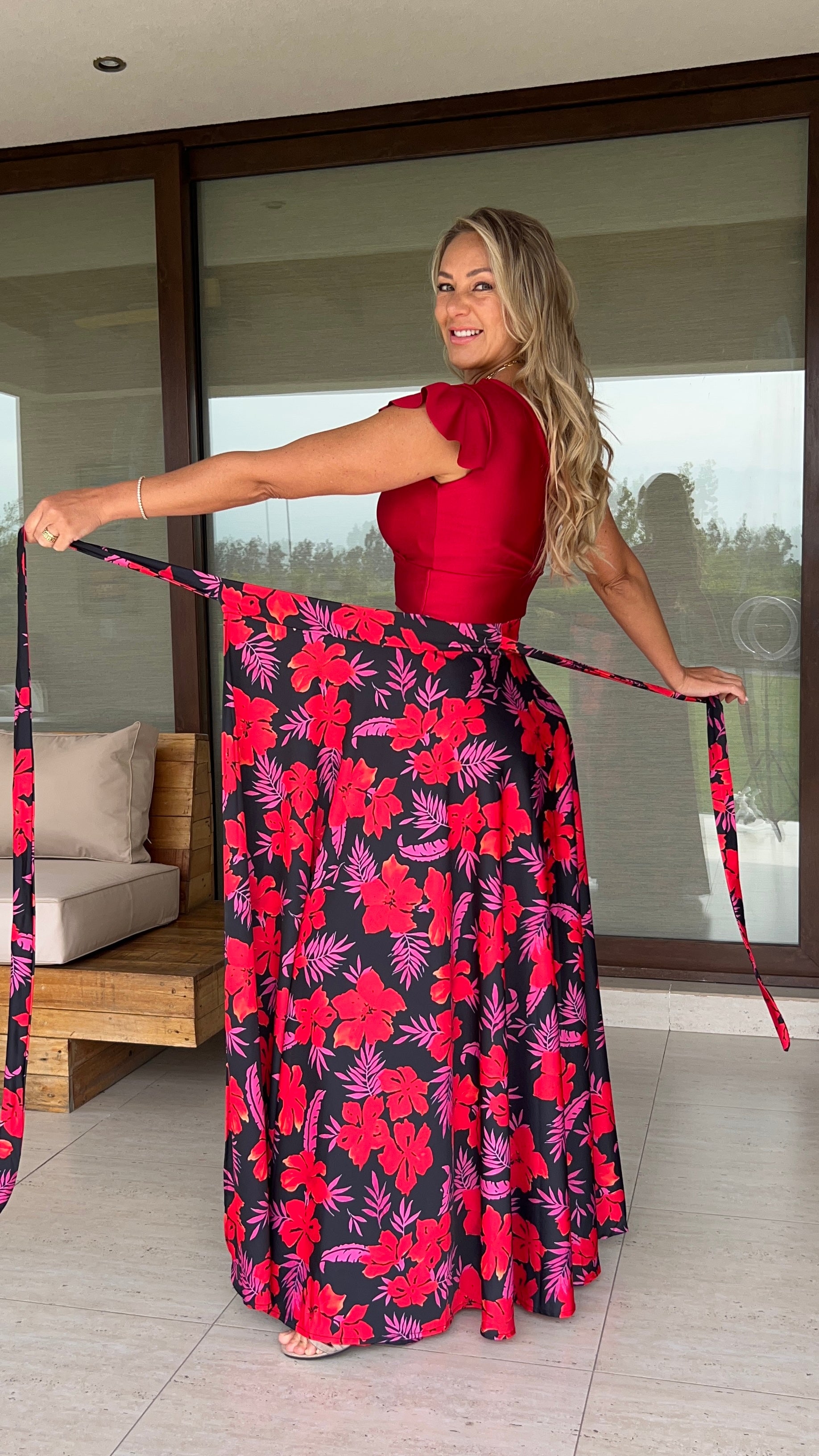 Falda Envolvente Piel de Seda Negra Flores Rojas Hojas Fucsia