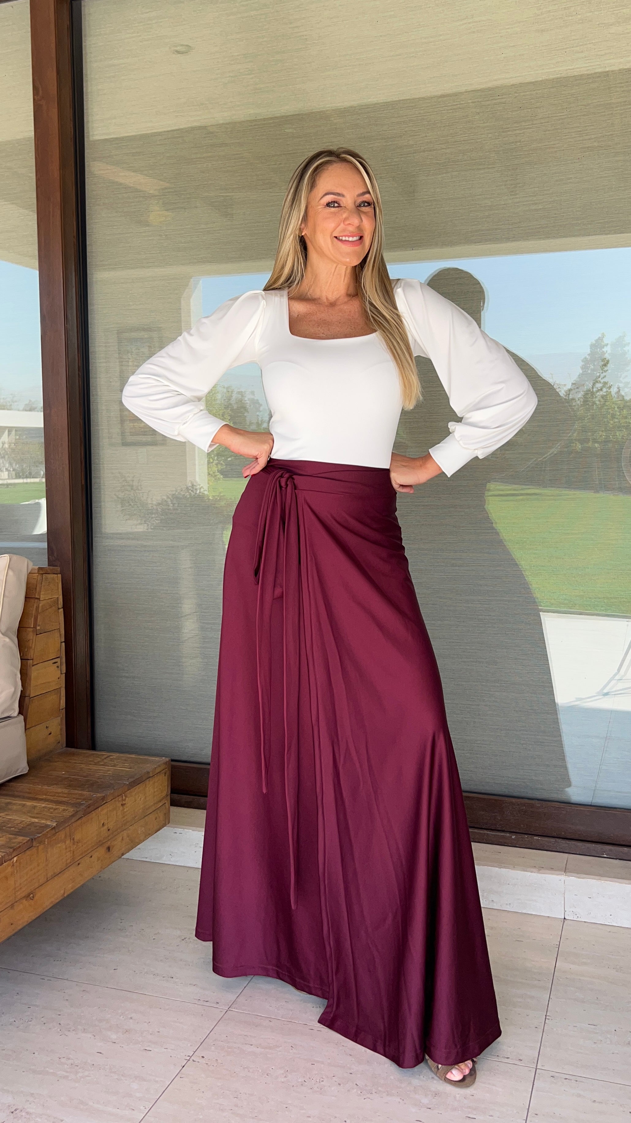 Falda envolvente dupont burdeos| falda fiesta tipo y polera manga globo blanca | Amoramar.cl