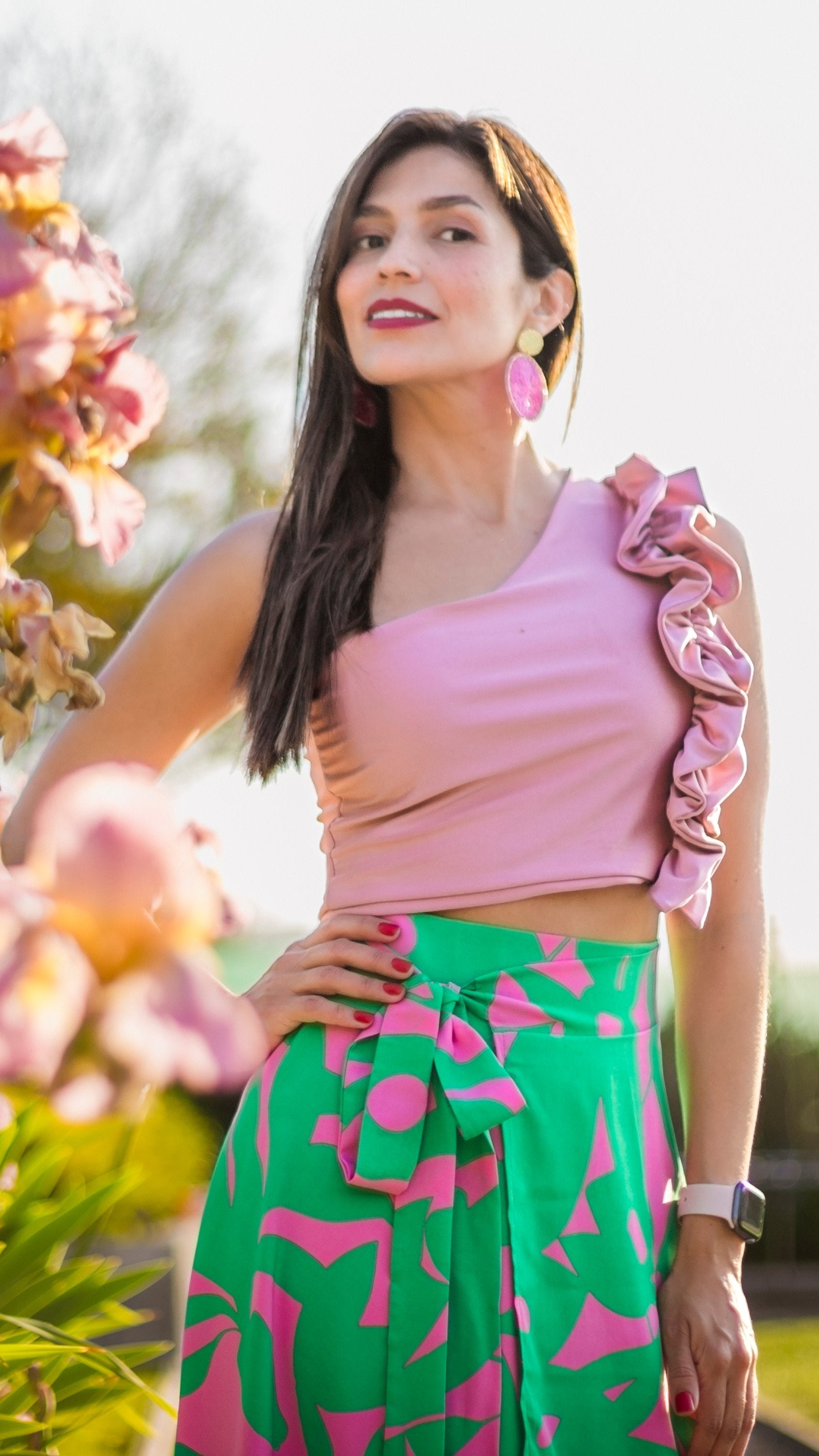 Crop Top Catherine asimétrico con vuelos palo rosa | top corto fiesta rosado |Amoramar.cl