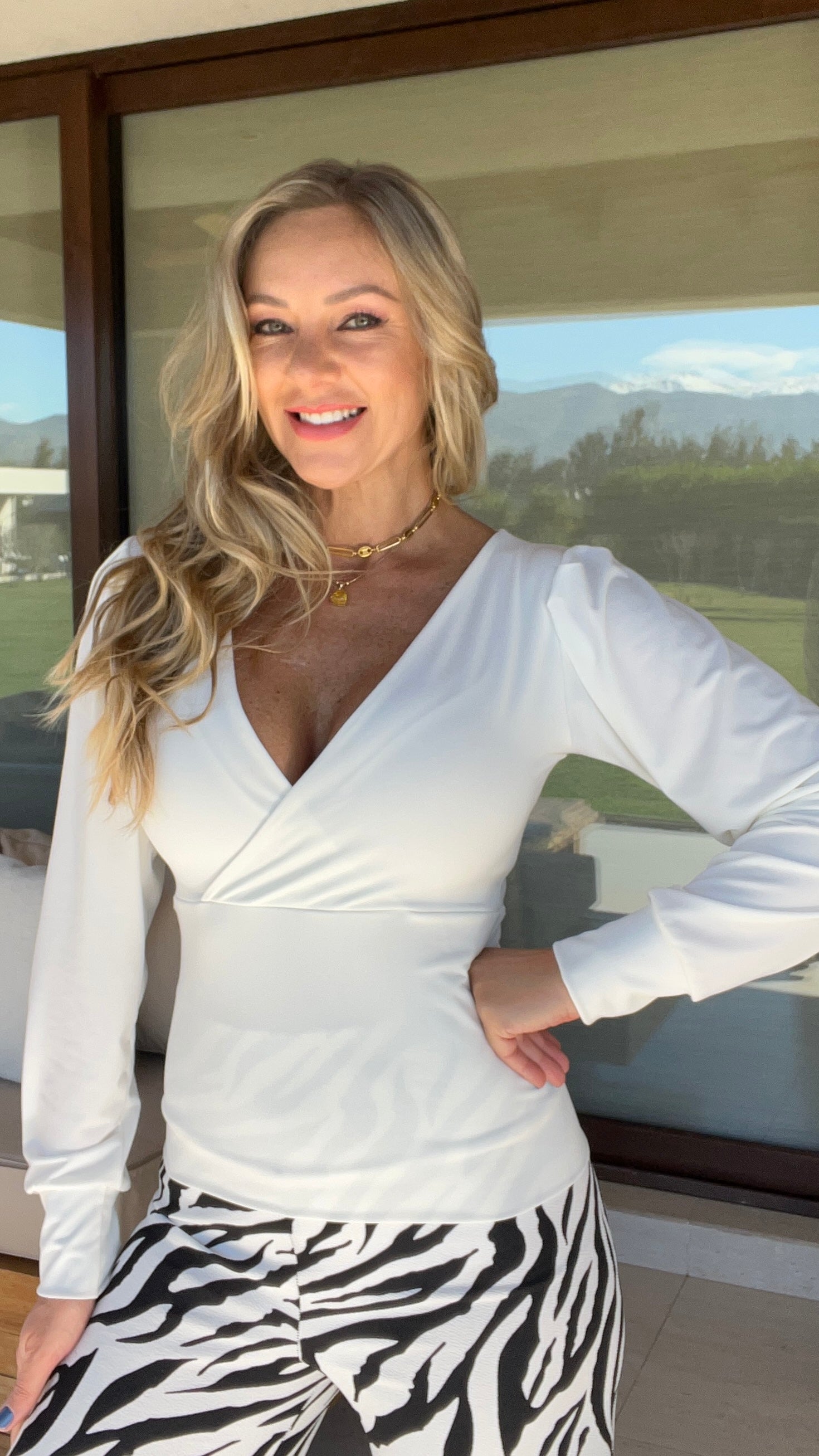 Top Manga Larga Ity blanco | Top mujer pretina larga escote V blanco | Amoramar.cl 5