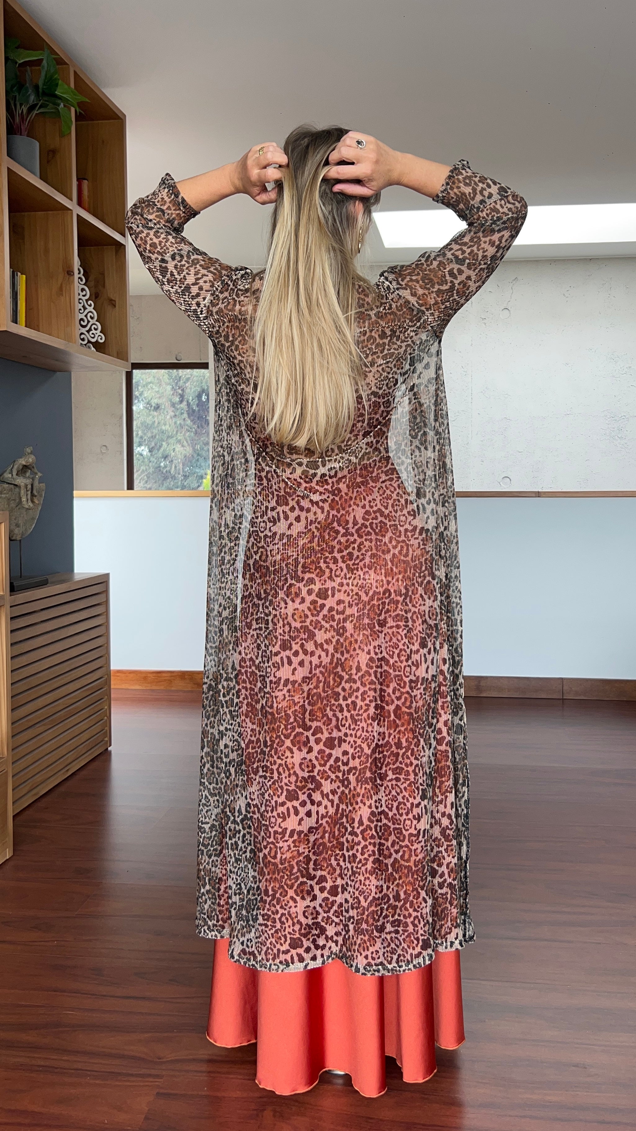 Tapado plisado print café |kimono largo mujer fiesta traslúcido print|Amoramar.cl 1