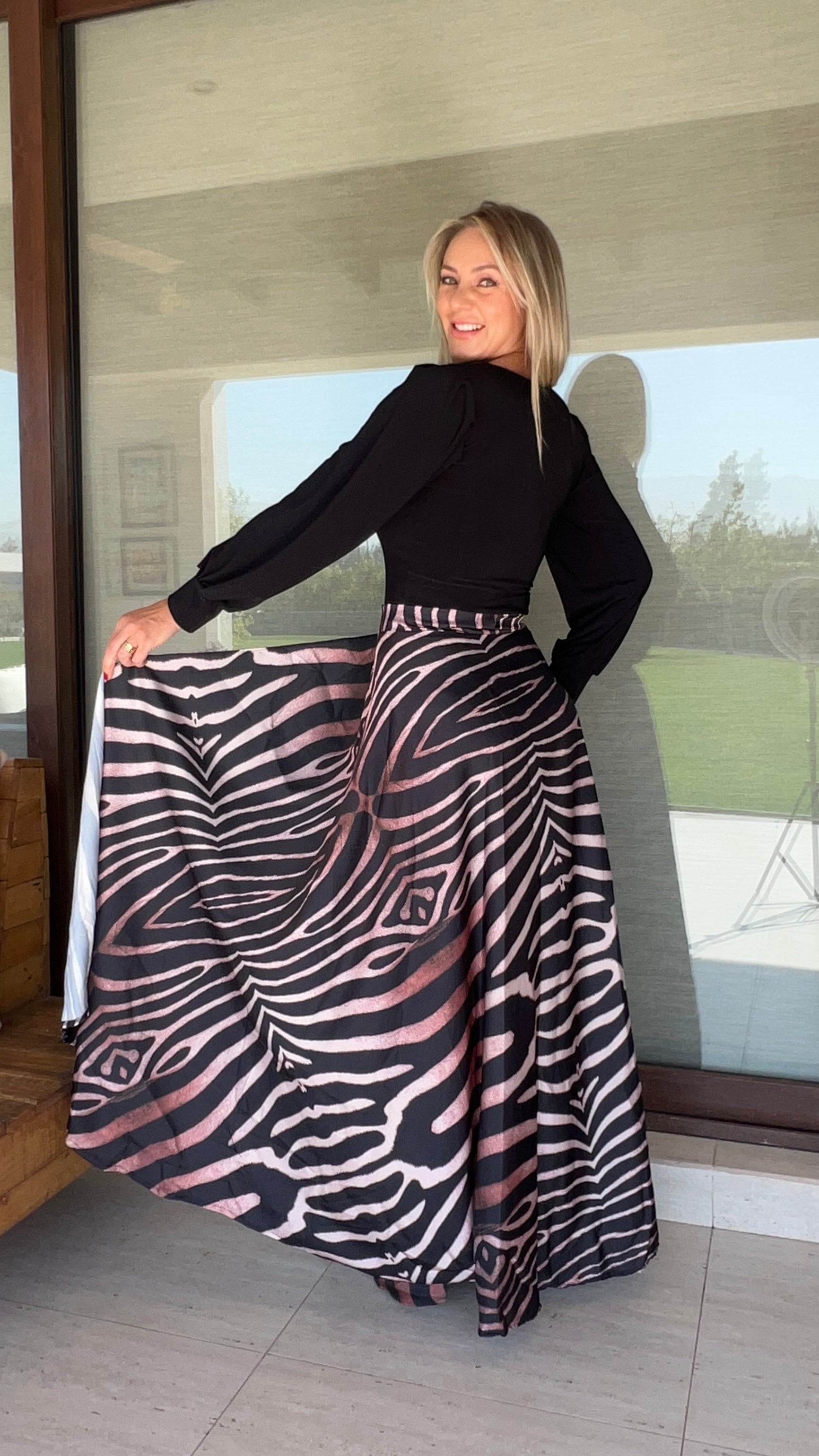 Falda envolvente Seda África| falda de fiesta cebra y polera manga globo negra | Amoramar.cl 3